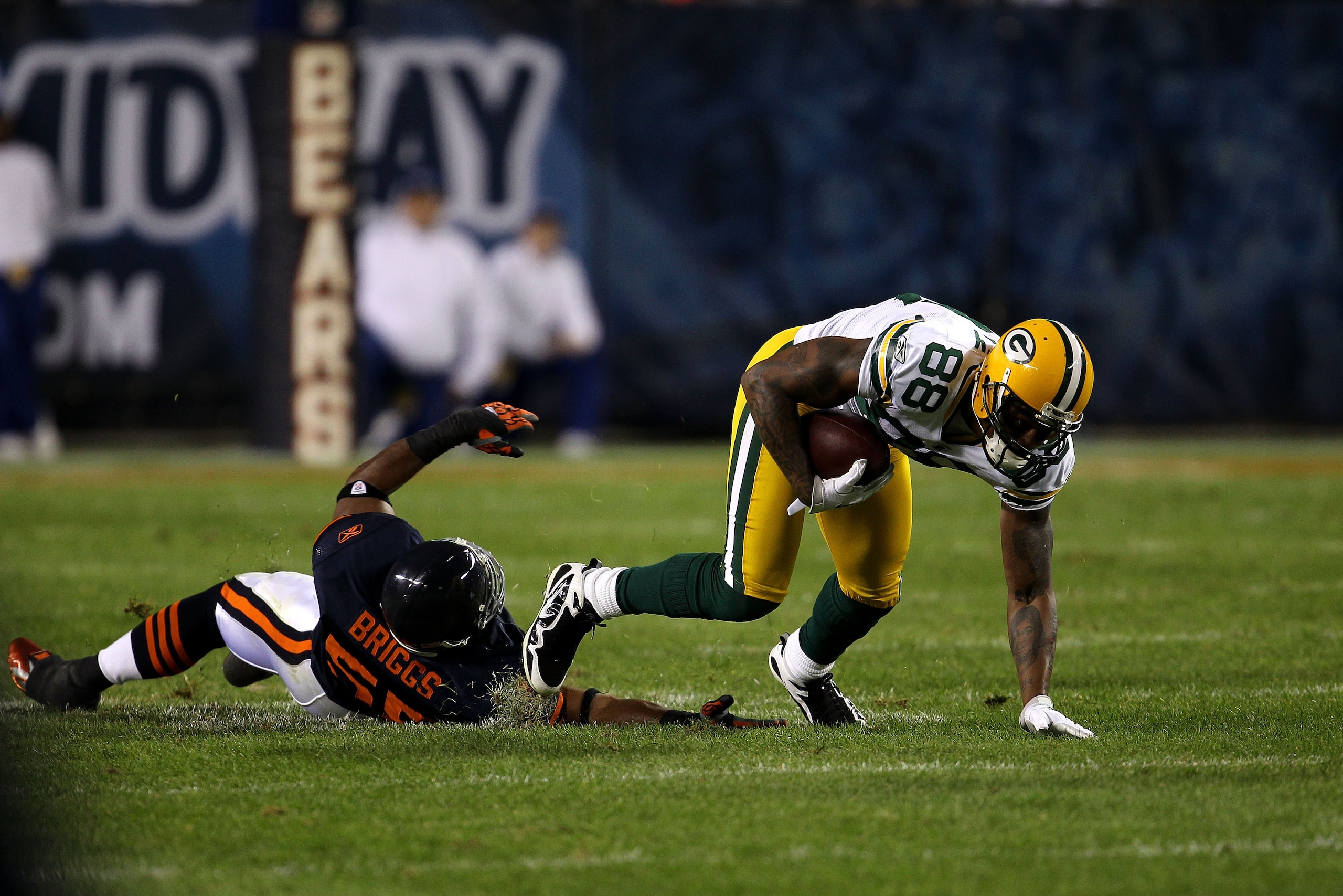 CHICAGO - SEPTEMBER 27:  Jermichael Finley #88 of the Green Bay Packers makes a reception against Lance Briggs #55 of the Chicago Bears at Soldier Field on September 27, 2010 in Chicago, Illinois. The Bears won 20-17.  (Photo by Jonathan Daniel/Getty Imag