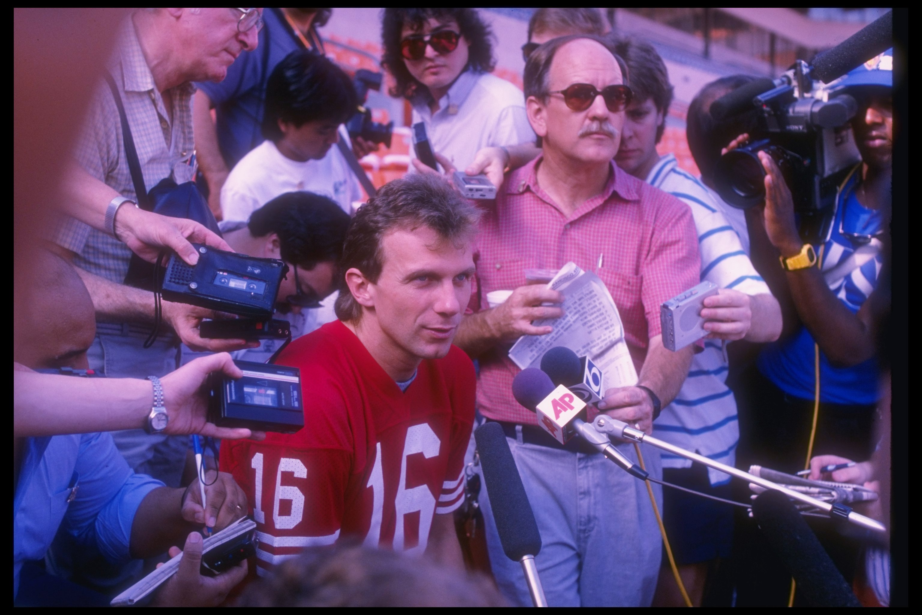 18 Jan 1989:  Quarterback Joe Montana of the San Francisco 49ers gets interviewed before Super Bowl XXIII against the Cincinnati Bengals at Joe Robbie Stadium in Miami, Florida.  The 49ers won the game, 20-16. Mandatory Credit: Rick Stewart  /Allsport
