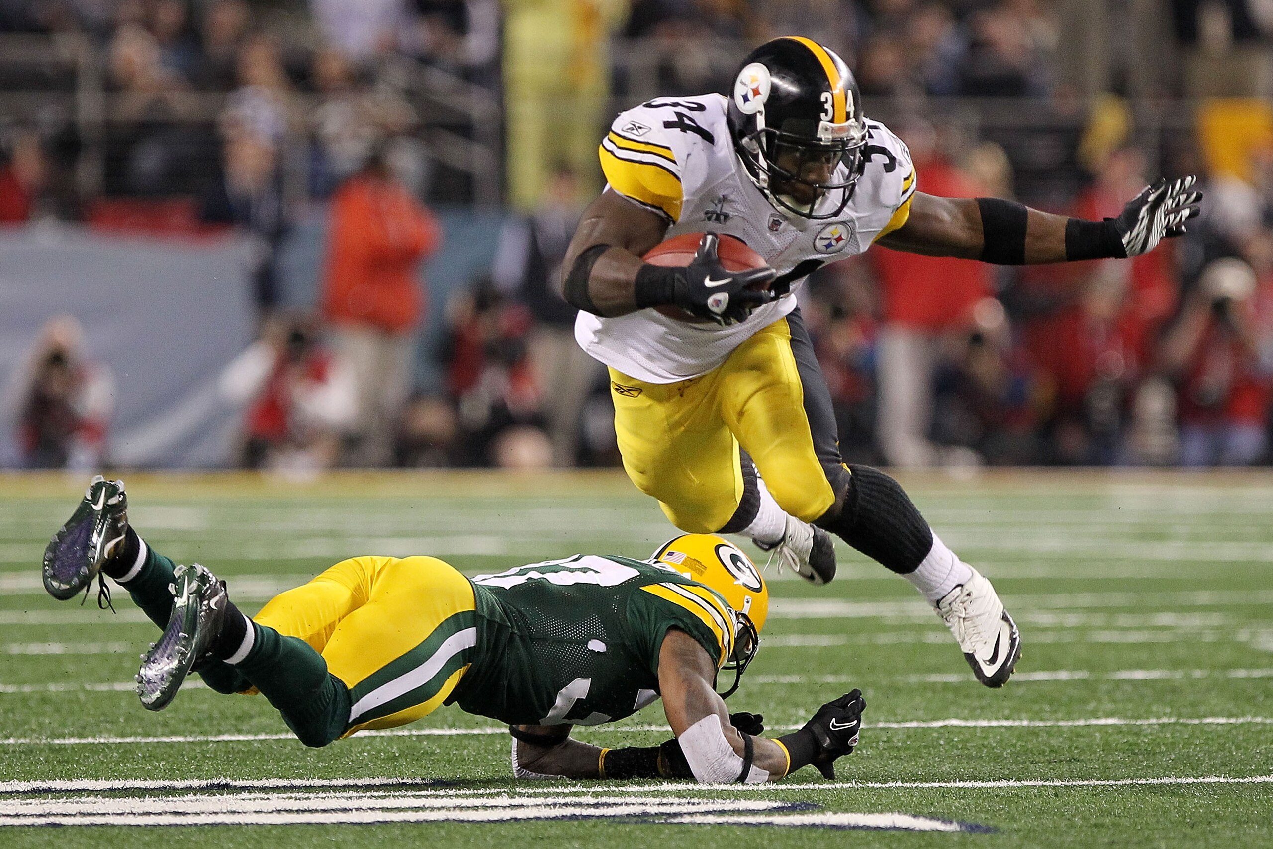 ARLINGTON, TX - FEBRUARY 06:  Rashard Mendenhall #34 of the Pittsburgh Steelers tries to avoid the tackle of Sam Shields #37 of the Green Bay Packers during Super Bowl XLV at Cowboys Stadium on February 6, 2011 in Arlington, Texas.  (Photo by Doug Pensing