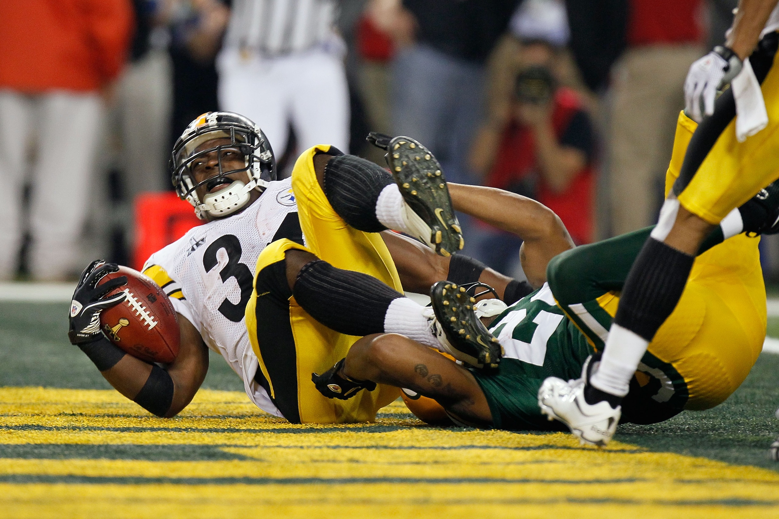 ARLINGTON, TX - FEBRUARY 06:  Rashard Mendenhall #34 of the Pittsburgh Steelers runs for an 8 yard touchdown against Pat Lee #22 of the Green Bay Packers in the second half during Super Bowl XLV at Cowboys Stadium on February 6, 2011 in Arlington, Texas. 