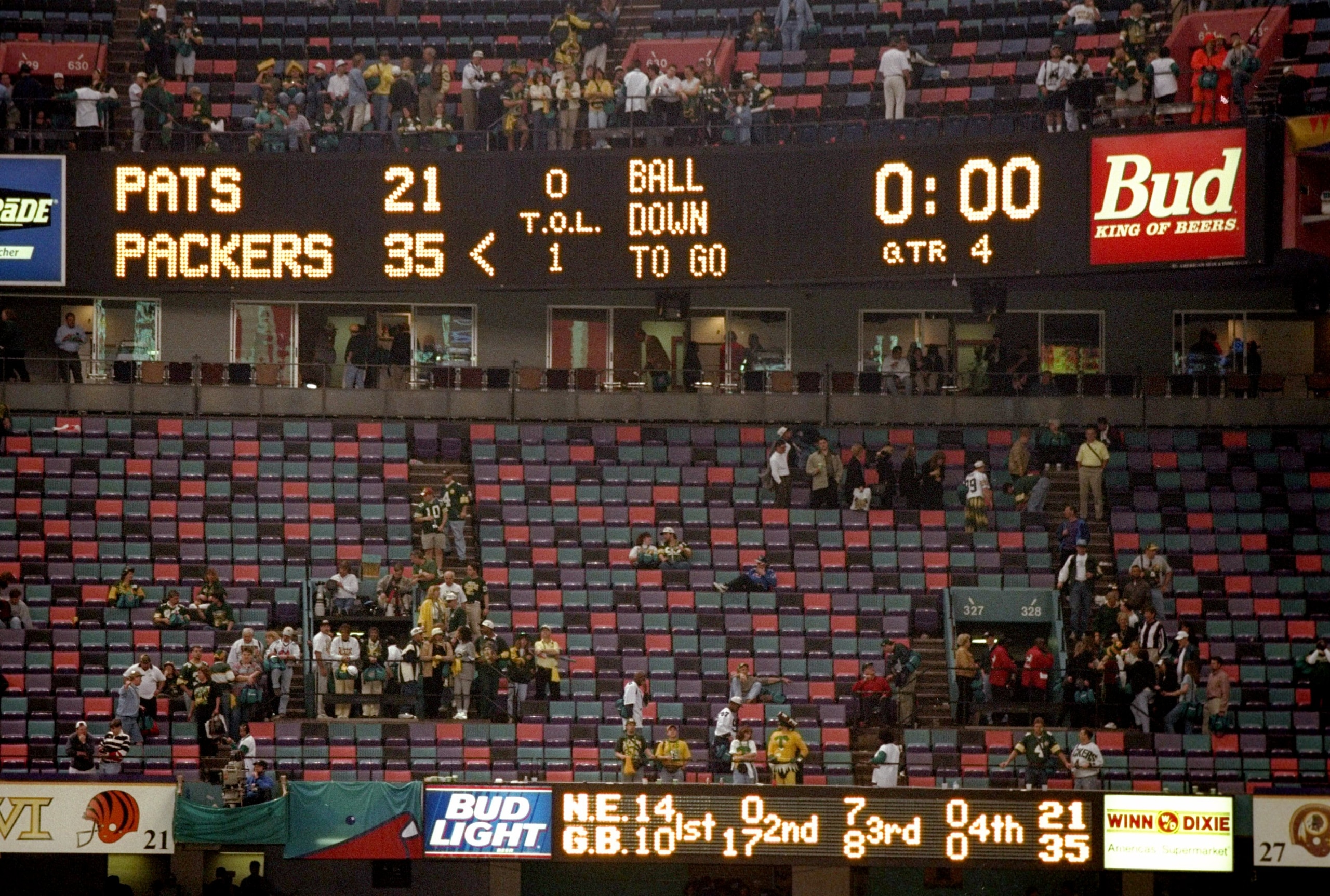 26 Jan 1997:  The scoreboard shows the final results of Super Bowl XXXI between the Green Bay Packers and the New England Patriots at the Superdome in New Orleans, Louisiana.  The Packers won the game, 35-21. Mandatory Credit: Brian Bahr  /Allsport