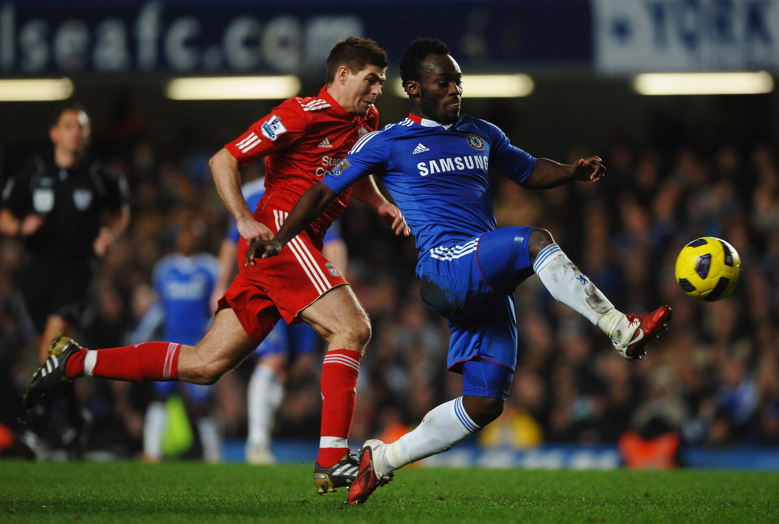 LONDON, ENGLAND - FEBRUARY 06: Michael Essien of Chelseabeats Steven Gerrard of Liverpool to the ball during the Barclays Premier League match between Chelsea and Liverpool at Stamford Bridge on February 6, 2011 in London, England. (Photo by Laurence Gr LONDON, ENGLAND - FEBRUARY 06: Michael Essien of Chelseabeats Steven Gerrard of Liverpool to the ball during the Barclays Premier League match between Chelsea and Liverpool at Stamford Bridge on February 6, 2011 in London, England. (Photo by Laurence Gr