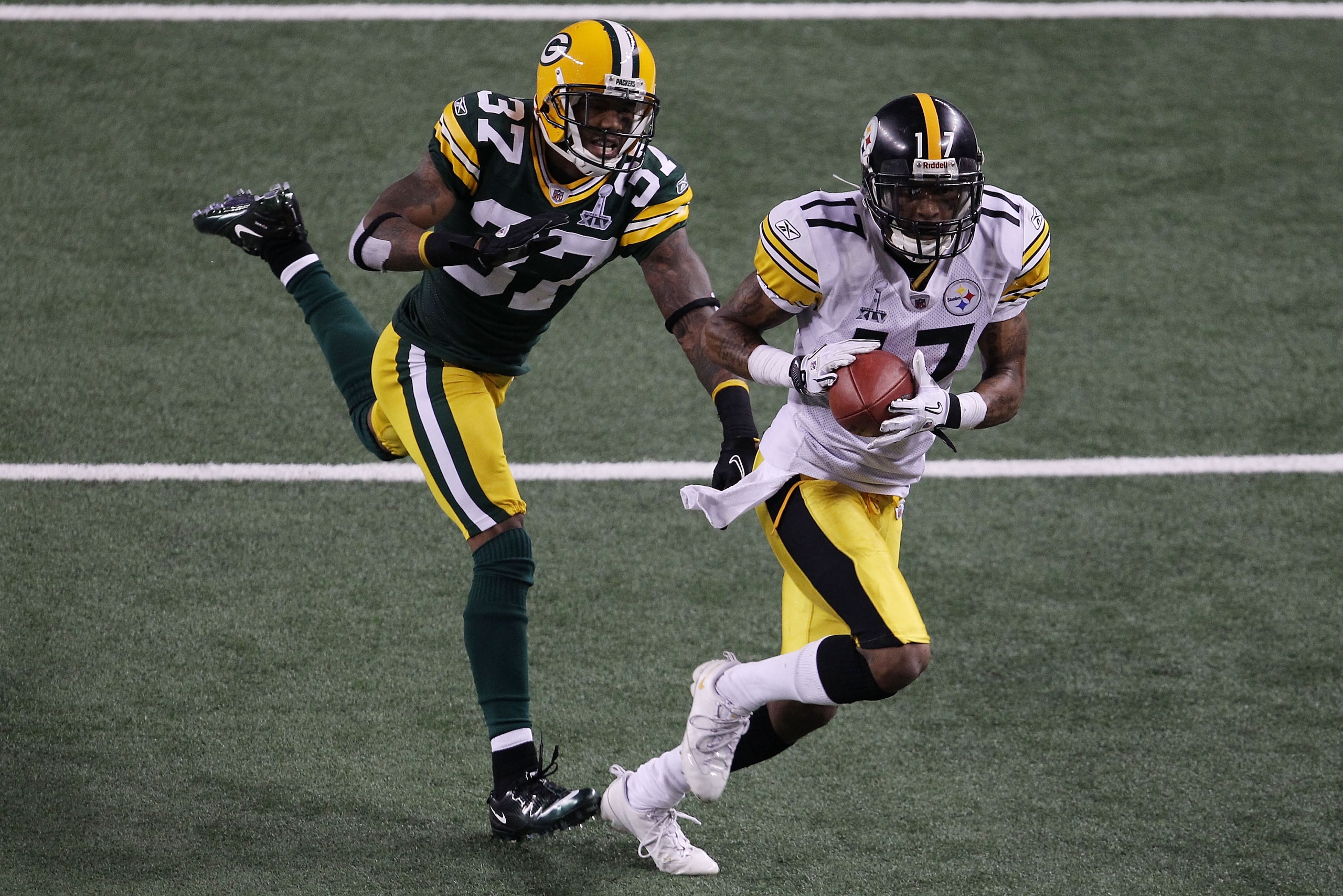 ARLINGTON, TX - FEBRUARY 06:  Mike Wallace #17 of the Pittsburgh Steelers runs for 25 yard touchdown after catching a pass against Sam Shields #37 of the Green Bay Packers during the fourth quarter of Super Bowl XLV at Cowboys Stadium on February 6, 2011