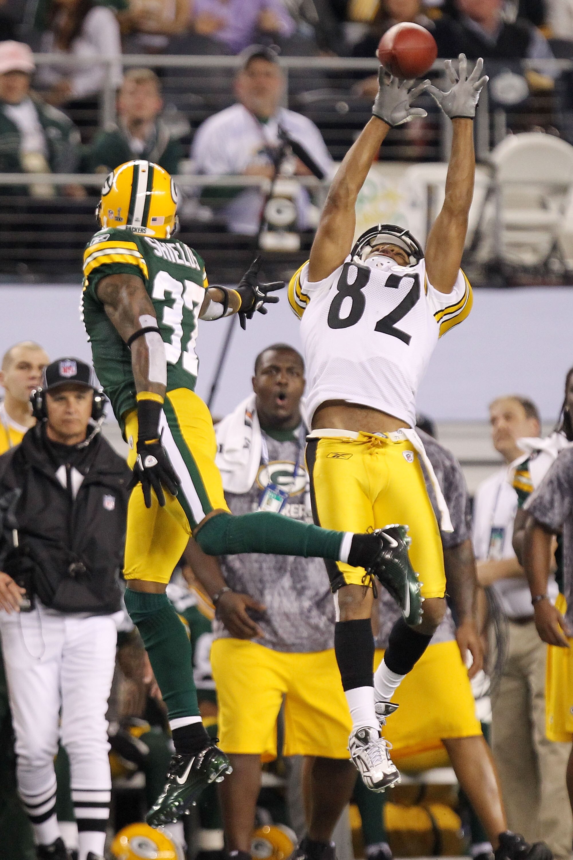 ARLINGTON, TX - FEBRUARY 06:  Antwaan Randle El #82 of the Pittsburgh Steelers attempts to catch a pass over Sam Shields #37 of the Green Bay Packers during the second quarter of the Super Bowl XLV at Cowboys Stadium on February 6, 2011 in Arlington, Texa