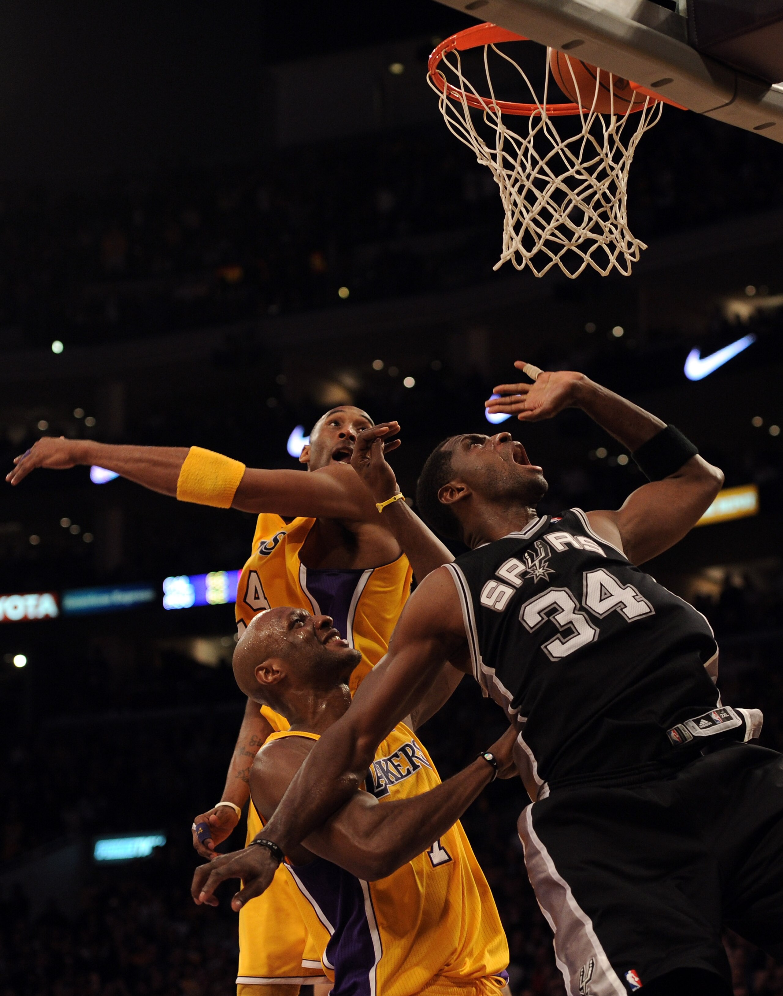 LOS ANGELES, CA - FEBRUARY 03: Antonio McDyess #34 of the San Antonio Spurs watches his tip in for the winning basket with less than one second on the clock in front of Lamar Odum #7 and Kobe Bryant #24 of the Los Angeles Lakers for a 89-88 win during th LOS ANGELES, CA - FEBRUARY 03: Antonio McDyess #34 of the San Antonio Spurs watches his tip in for the winning basket with less than one second on the clock in front of Lamar Odum #7 and Kobe Bryant #24 of the Los Angeles Lakers for a 89-88 win during th