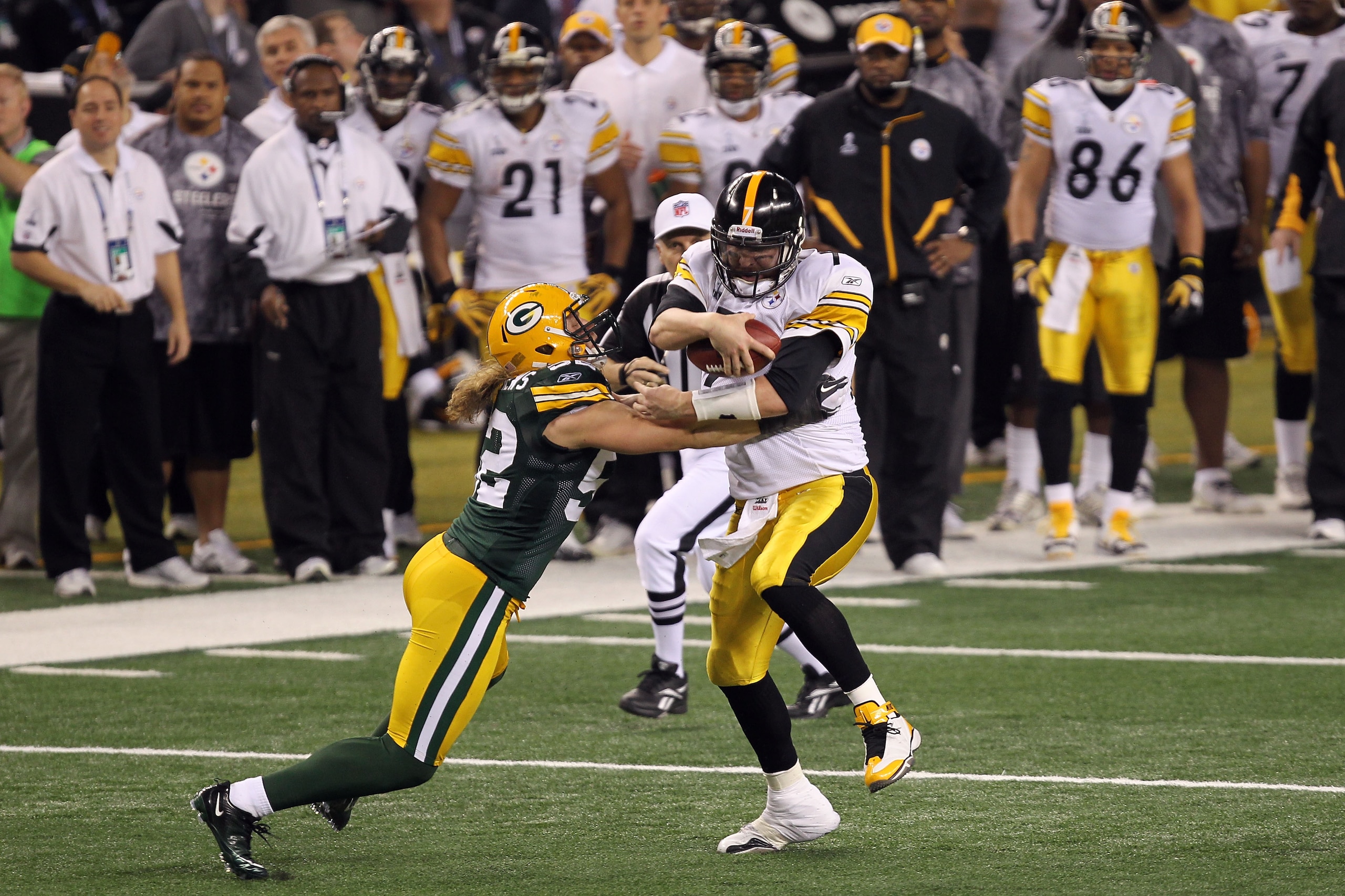 ARLINGTON, TX - FEBRUARY 06: Ben Roethlisberger #7 of the Pittsburgh Steelers runs the ball against Clay Matthews #52 of the Green Bay Packers during Super Bowl XLV at Cowboys Stadium on February 6, 2011 in Arlington, Texas.  (Photo by Mike Ehrmann/Getty