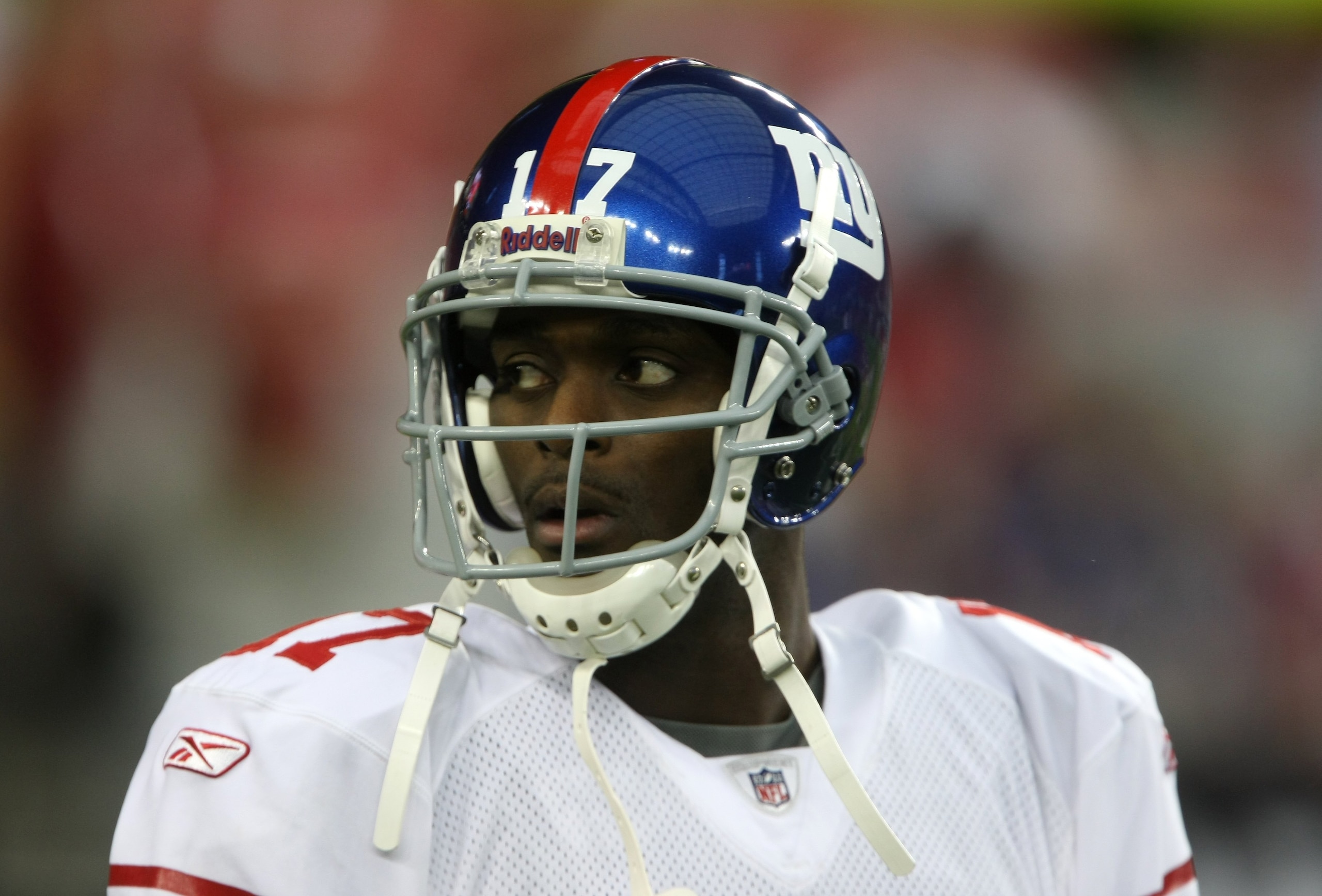 GLENDALE, AZ - NOVEMBER 23:  Wide receiver Plaxico Burress #17 of the New York Giants warms up for the game with the Arizona Cardinals on November 23, 2008 at University of Phoenix Stadium in Glendale, Arizona. The Giants won 37-29.  (Photo by Stephen Dun