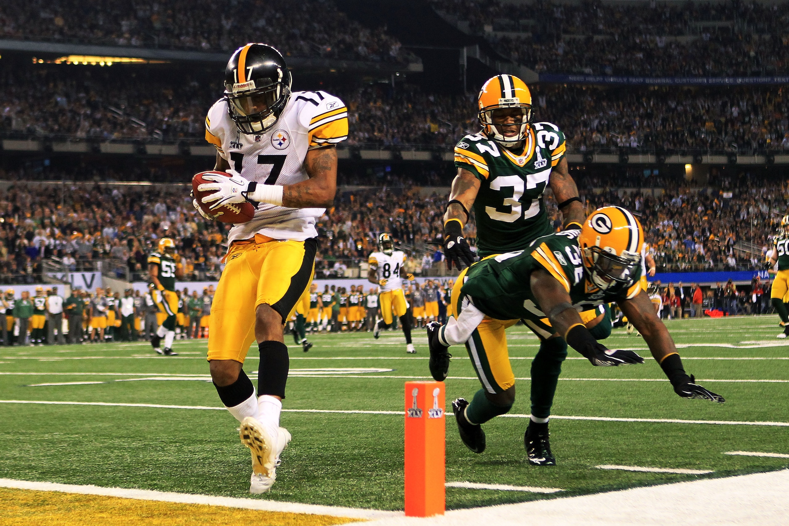 ARLINGTON, TX - FEBRUARY 06:  Mike Wallace #17 of the Pittsburgh Steelers runs for 25 yard touchdown after catching a pass against Sam Shields #37 of the Green Bay Packers during the fourth quarter of Super Bowl XLV at Cowboys Stadium on February 6, 2011
