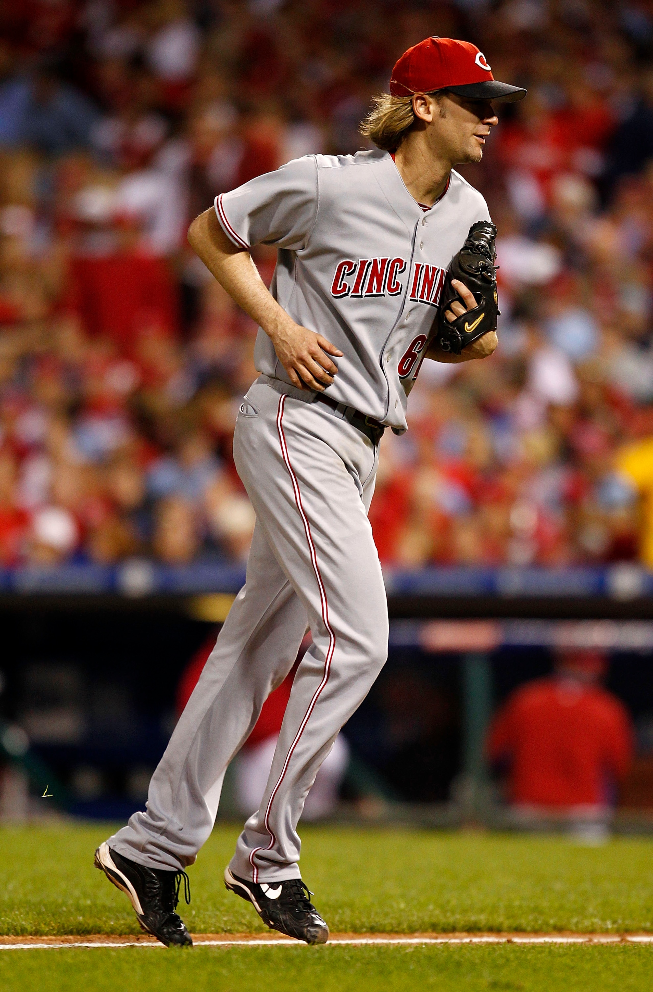 PHILADELPHIA - OCTOBER 08:  Bronson Arroyo #61 of the Cincinnati Reds leaves in Game 2 of the NLDS against the Philadelphia Phillies at Citizens Bank Park on October 8, 2010 in Philadelphia, Pennsylvania.  (Photo by Jeff Zelevansky/Getty Images)