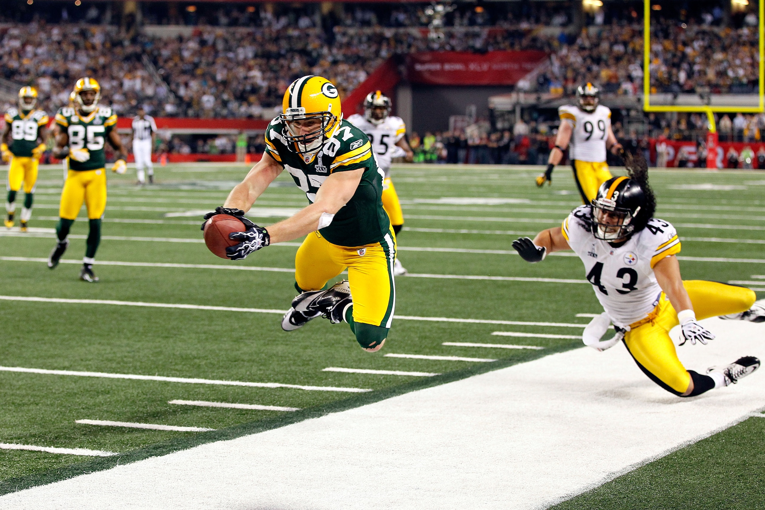 ARLINGTON, TX - FEBRUARY 06:  Jordy Nelson #87 of the Green Bay Packers tries to stay in bounds on a 38 yard reception in the second half against Troy Polamalu of the Pittsburgh Steelers during Super Bowl XLV at Cowboys Stadium on February 6, 2011 in Arli