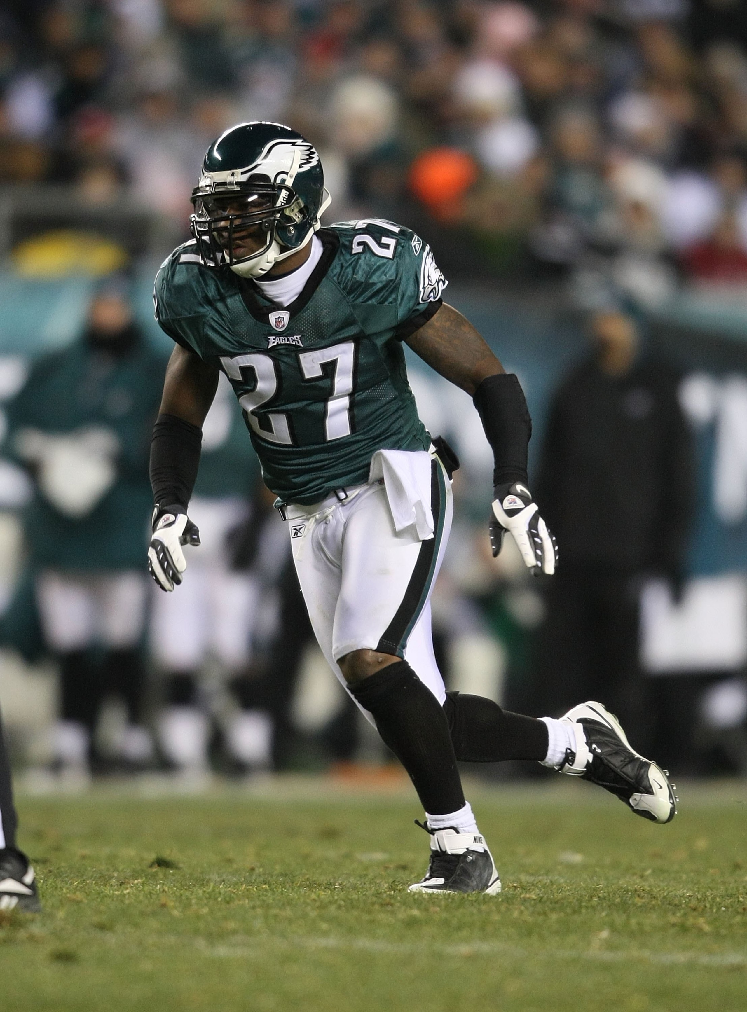 PHILADELPHIA - DECEMBER 20:  Quintin Mikell #27 of the Philadelphia Eagles pursues against the San Francisco 49ers at Lincoln Financial Field on December 20, 2009 in Philadelphia, Pennsylvania.  (Photo by Nick Laham/Getty Images)