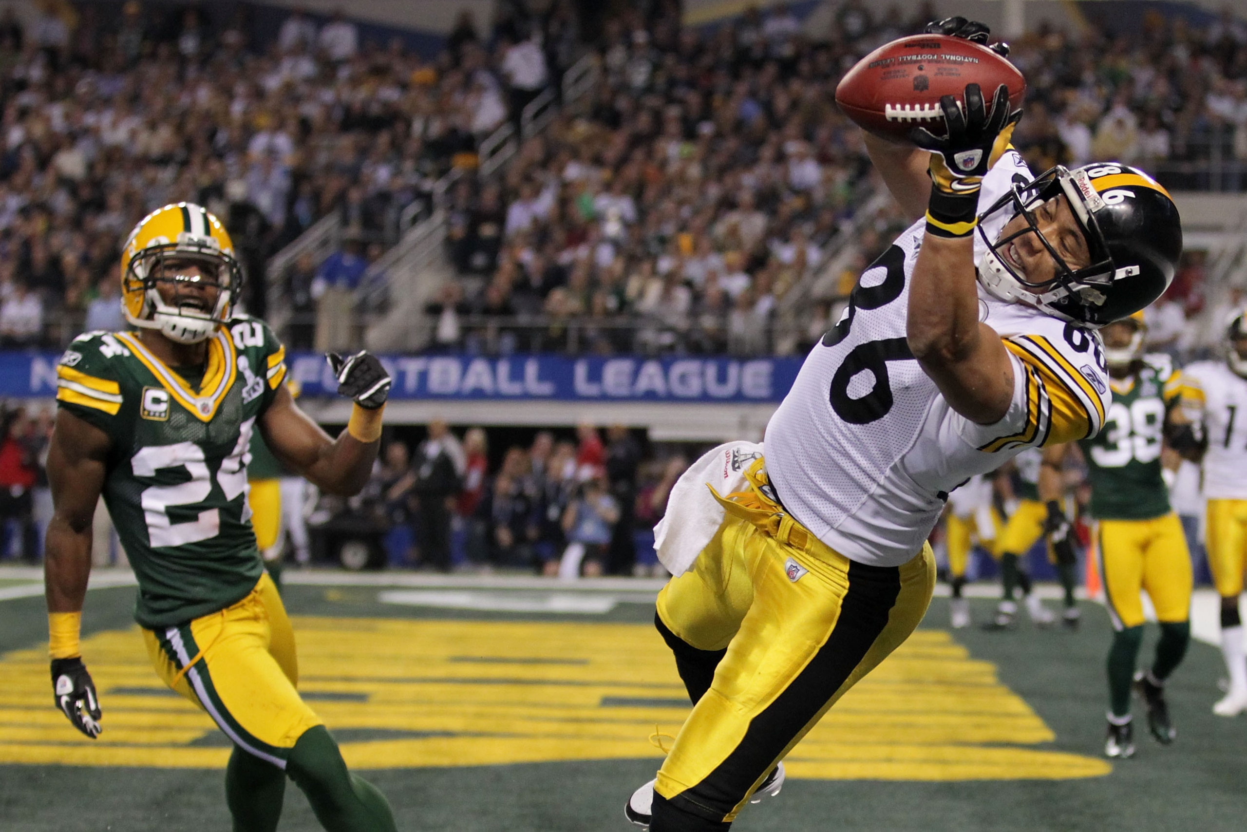 ARLINGTON, TX - FEBRUARY 06:  Hines Ward #86 of the Pittsburgh Steelers catches an eight yard touchdown pass in the second quarter against Jarrett Bush #24 of the Green Bay Packers in Super Bowl XLV at Cowboys Stadium on February 6, 2011 in Arlington, Tex
