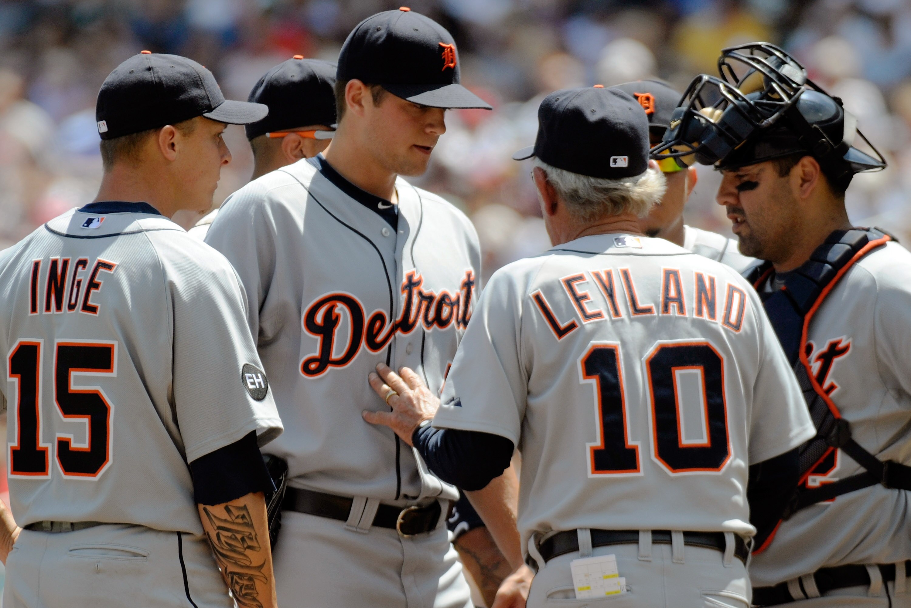 MINNEAPOLIS, MN - JUNE 30: Manager Jim Leyland #10 of the Detroit Tigers speaks to starting pitcher Andrew Oliver #41 on the mound in the fourth inning against the Minnesota Twins during their game on June 30, 2010 at Target Field in Minneapolis, Minnesot