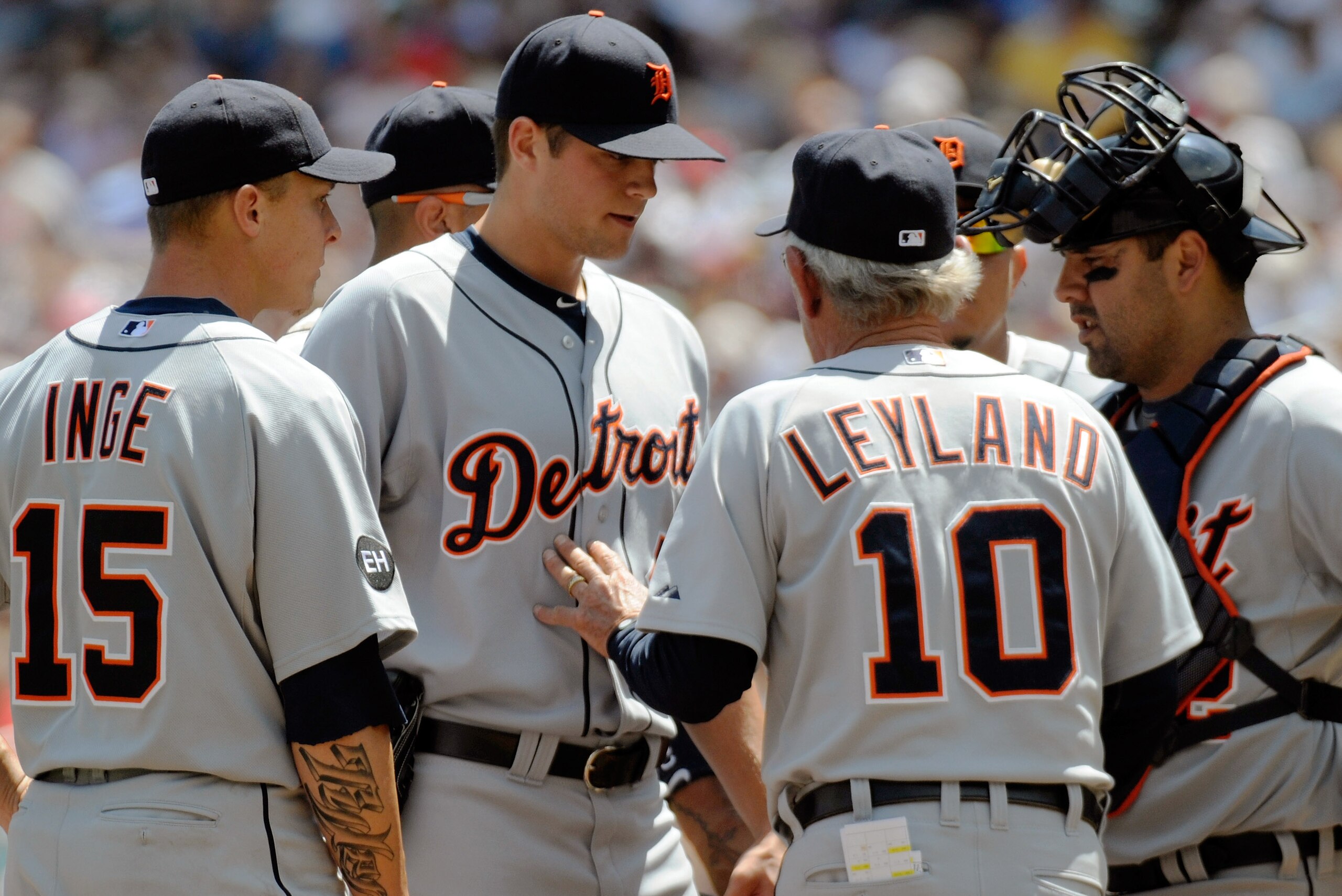 MINNEAPOLIS, MN - JUNE 30: Manager Jim Leyland #10 of the Detroit Tigers speaks to starting pitcher Andrew Oliver #41 on the mound in the fourth inning against the Minnesota Twins during their game on June 30, 2010 at Target Field in Minneapolis, Minnesot