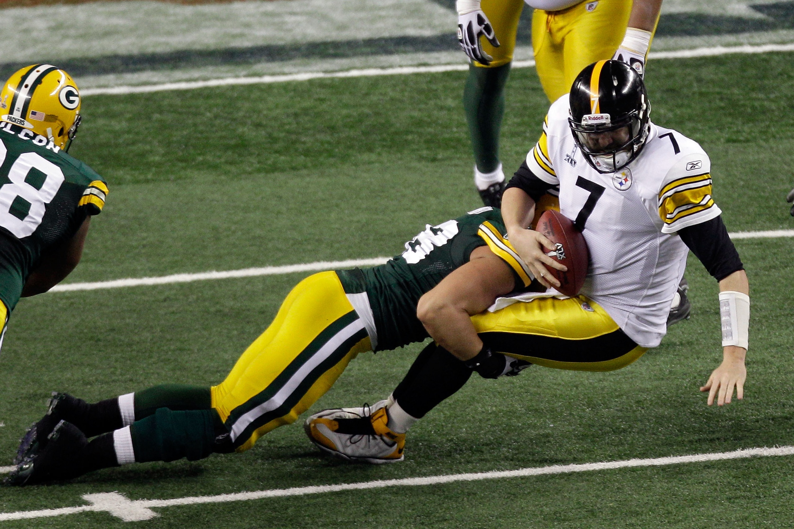 ARLINGTON, TX - FEBRUARY 06:  Ben Roethlisberger #7 of the Pittsburgh Steelers is sacked by Frank Zombo #58 of the Green Bay Packers during the third quarter of Super Bowl XLV at Cowboys Stadium on February 6, 2011 in Arlington, Texas.  (Photo by Rob Carr