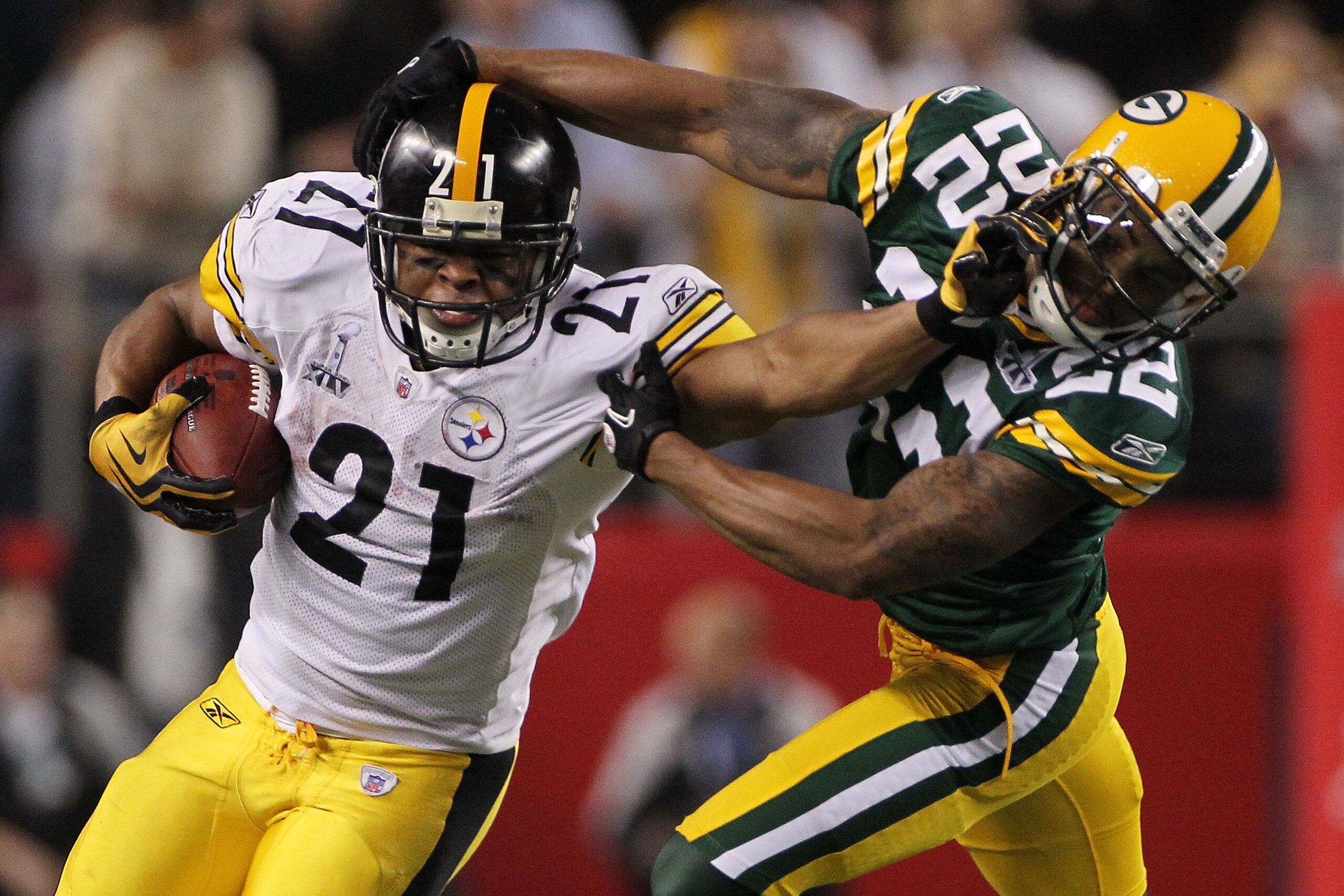 ARLINGTON, TX - FEBRUARY 06: Mewelde Moore #21 of the Pittsburgh Steelers avoids a tackle by Pat Lee #22 of the Green Bay Packers during the fourth quarter of Super Bowl XLV at Cowboys Stadium on February 6, 2011 in Arlington, Texas. (Photo by Doug Pens ARLINGTON, TX - FEBRUARY 06: Mewelde Moore #21 of the Pittsburgh Steelers avoids a tackle by Pat Lee #22 of the Green Bay Packers during the fourth quarter of Super Bowl XLV at Cowboys Stadium on February 6, 2011 in Arlington, Texas. (Photo by Doug Pens
