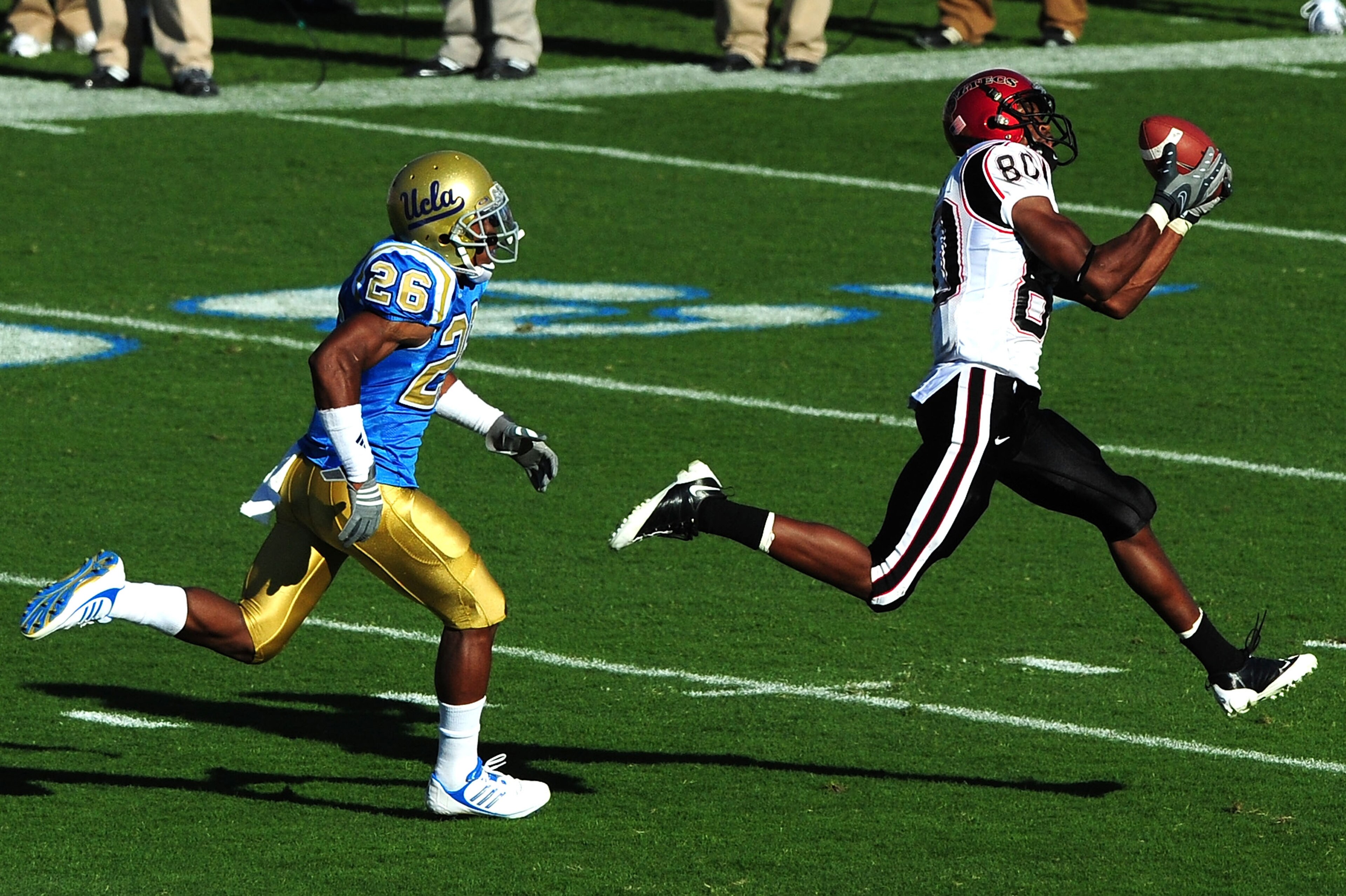PASADENA, CA - SEPTEMBER 05:  Vincent Brown #80 of San Diego State catches a pass from teamate against the UCLA Bruins at Rose Bowl on September 5, 2009 in Pasadena, California.  (Photo by Jacob de Golish/Getty Images)
