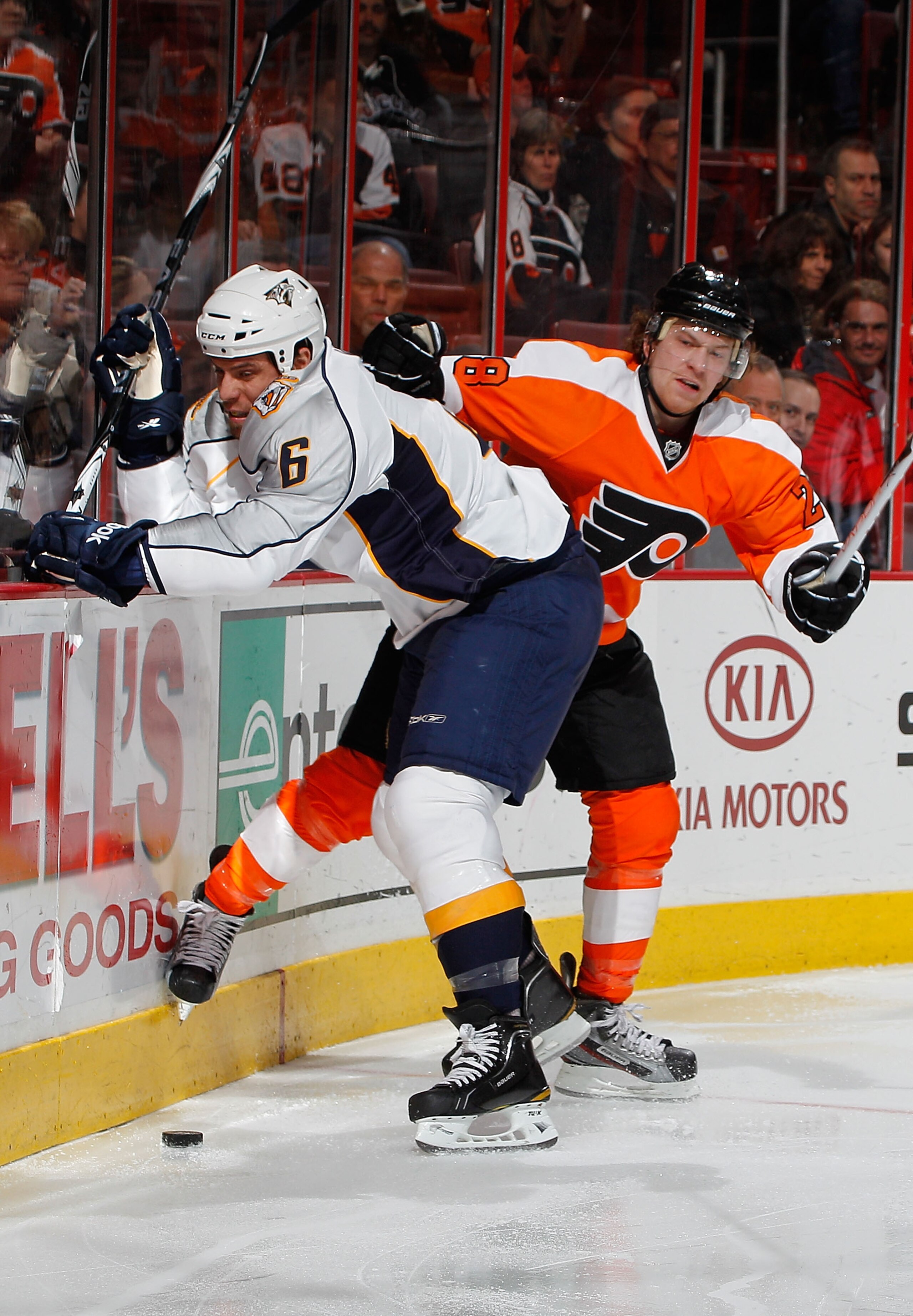 PHILADELPHIA, PA - FEBRUARY 03: Shea Weber #6 of the Nashville Predators battles for the puck with Claude Giroux #28 of the Philadelphia Flyers during the second period of an NHL hockey game at the Wells Fargo Center on February 3, 2011 in Philadelphia, P PHILADELPHIA, PA - FEBRUARY 03: Shea Weber #6 of the Nashville Predators battles for the puck with Claude Giroux #28 of the Philadelphia Flyers during the second period of an NHL hockey game at the Wells Fargo Center on February 3, 2011 in Philadelphia, P