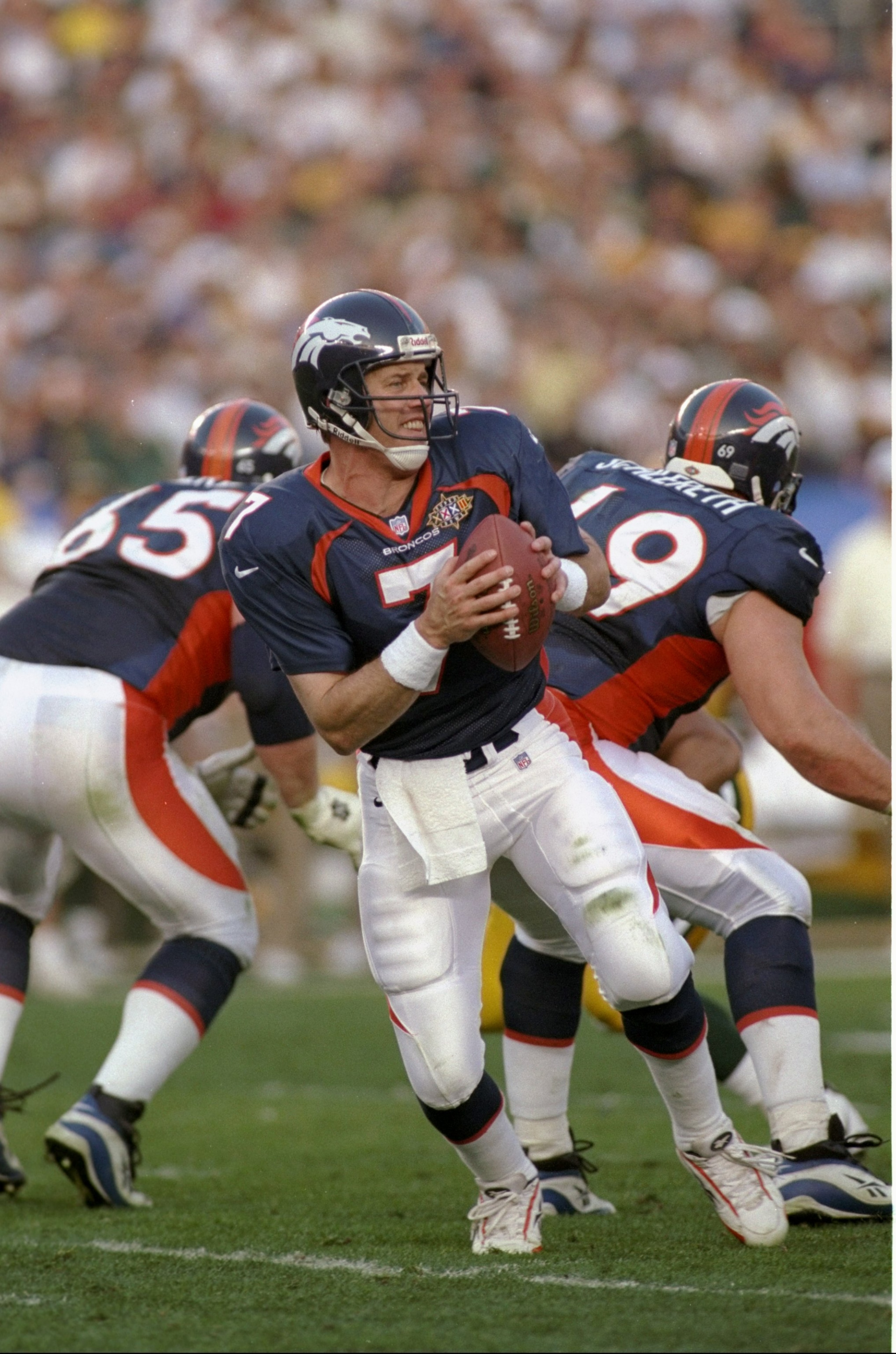 25 Jan 1998:  Quarterback John Elway #7 of the Denver Broncos drops back to pass during Super Bowl XXXII against the Green Bay Packers at the Qualcomm Stadium in San Diego, California. The Broncos defeated the Packers 31-24. Mandatory Credit: Rick Stewart