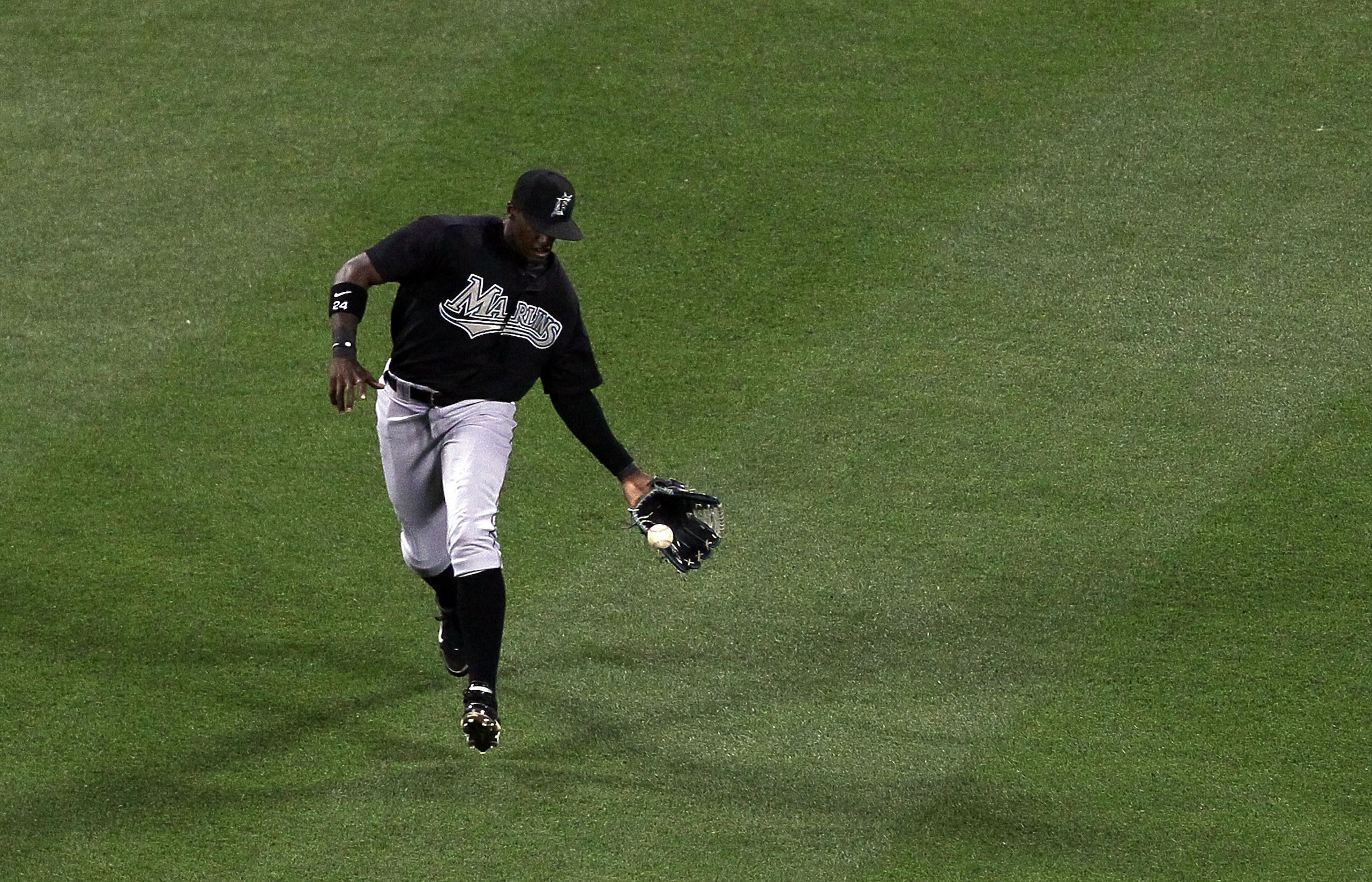 NEW YORK - APRIL 08:  Cameron Maybin #24 of the Florida Marlins fields a ball against the New York Mets on April 8, 2010 at Citi Field in the Flushing neighborhood of the Queens borough of New York City.  (Photo by Jim McIsaac/Getty Images)