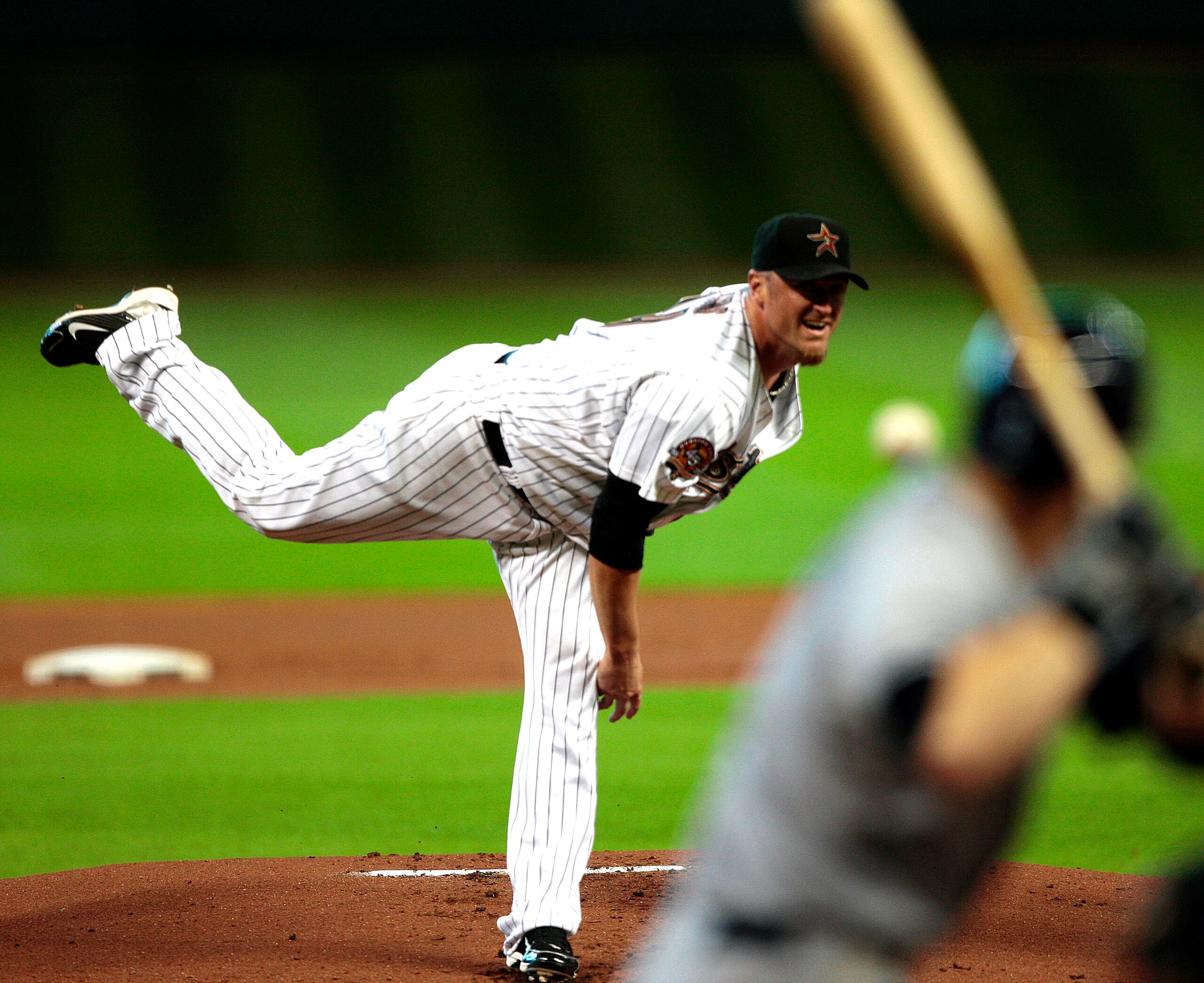 HOUSTON - MAY 21:  Pitcher Brett Myers #39 of the Houston Astros throws in the first inning against the Tampa Bay Rays at Minute Maid Park on May 21, 2010 in Houston, Texas.  (Photo by Bob Levey/Getty Images)