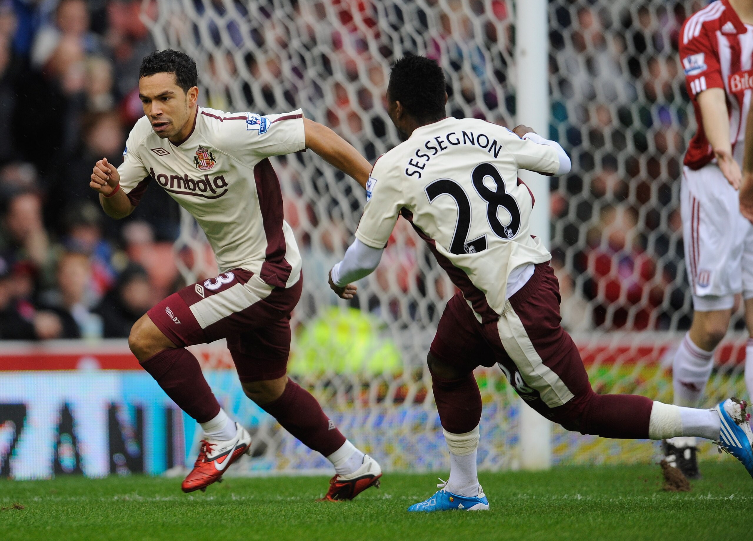 STOKE ON TRENT, ENGLAND - FEBRUARY 05:  Kieran Richardson of Sunderland celebrates scoring to make it 1-0 during the Barclays Premier League match between Stoke City and Sunderland at the Britannia Stadium on February 5, 2011 in Stoke on Trent, England.