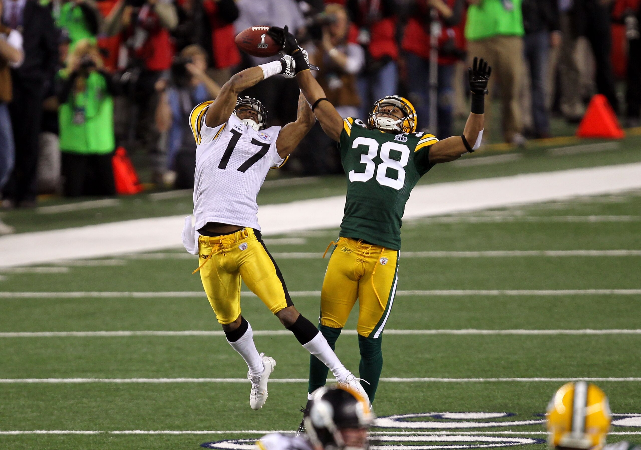 ARLINGTON, TX - FEBRUARY 06: Tramon Williams #38 of the Green Bay Packers breaks up a pass to Mike Wallace #17 of the Pittsburgh Steelers late in the fourth quarter during Super Bowl XLV at Cowboys Stadium on February 6, 2011 in Arlington, Texas.  (Photo