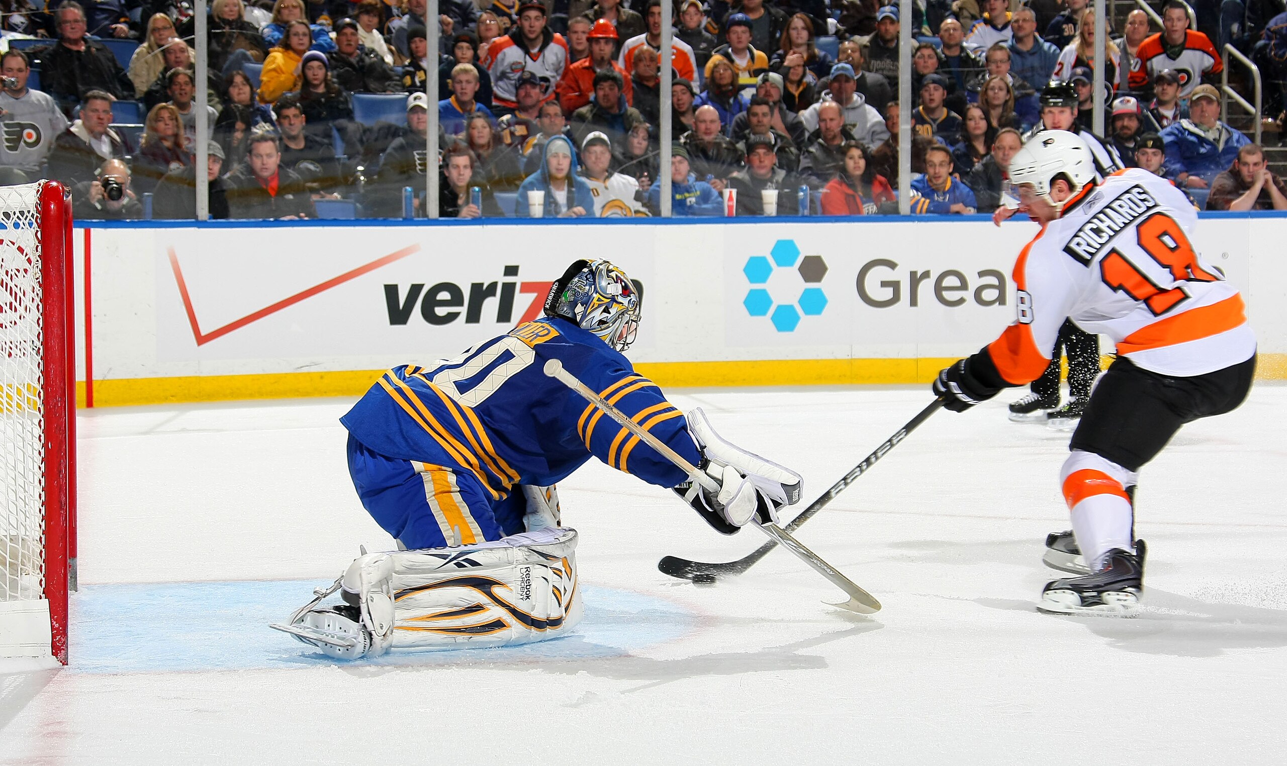 BUFFALO NY - JANUARY 11: Mike Richards #18 of the Philadelphia Flyers scores against Ryan Miller #30 of the Buffalo Sabres during their NHL game at HSBC Arena January 11, 2011 in Buffalo, New York. (Photo By Dave Sandford/Getty Images) BUFFALO NY - JANUARY 11: Mike Richards #18 of the Philadelphia Flyers scores against Ryan Miller #30 of the Buffalo Sabres during their NHL game at HSBC Arena January 11, 2011 in Buffalo, New York. (Photo By Dave Sandford/Getty Images)