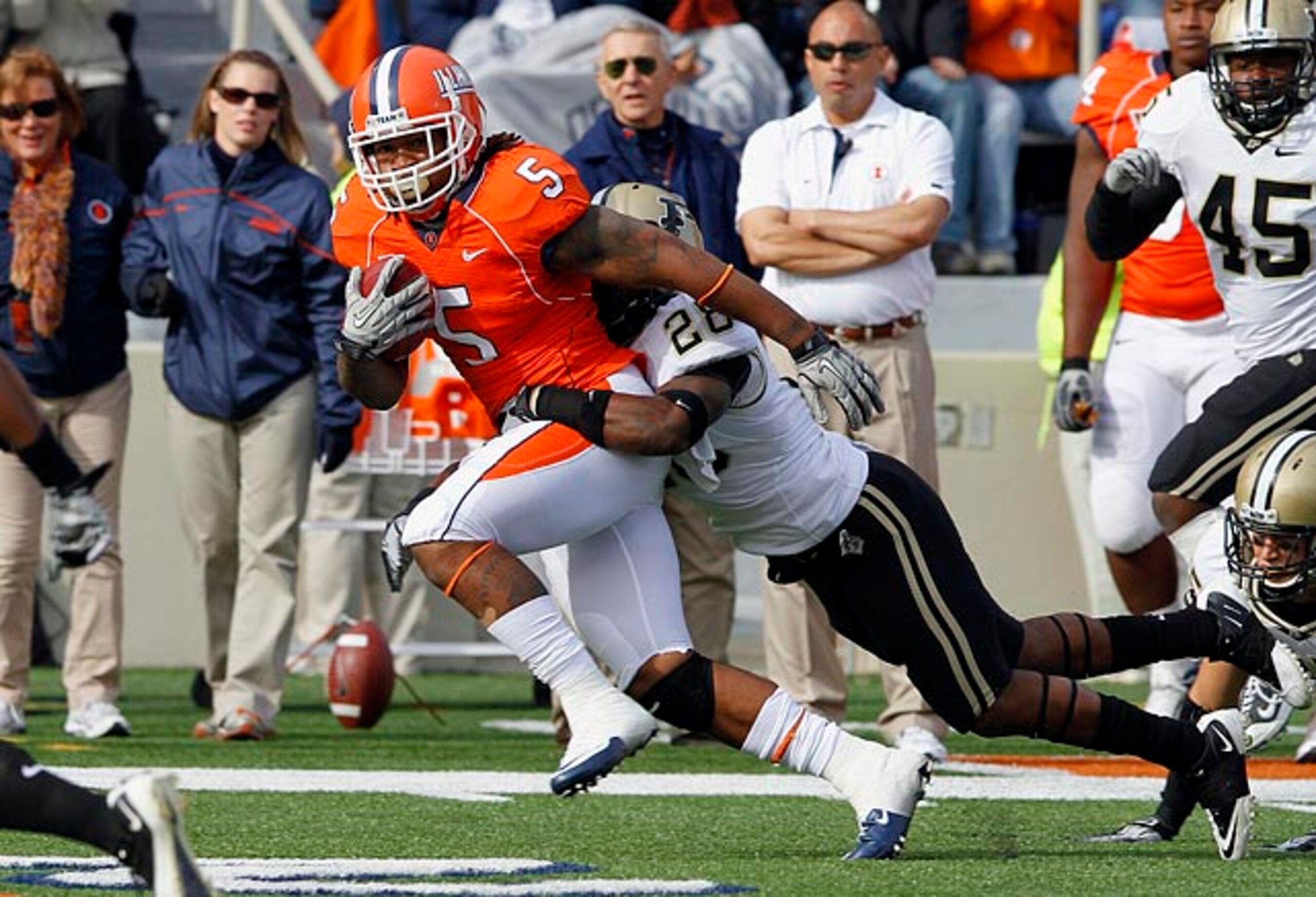 LeShoure is reminding everyone in Champaign of Rashard Mendenhall (Photo By Chuck Rydlewski/Icon SMI).