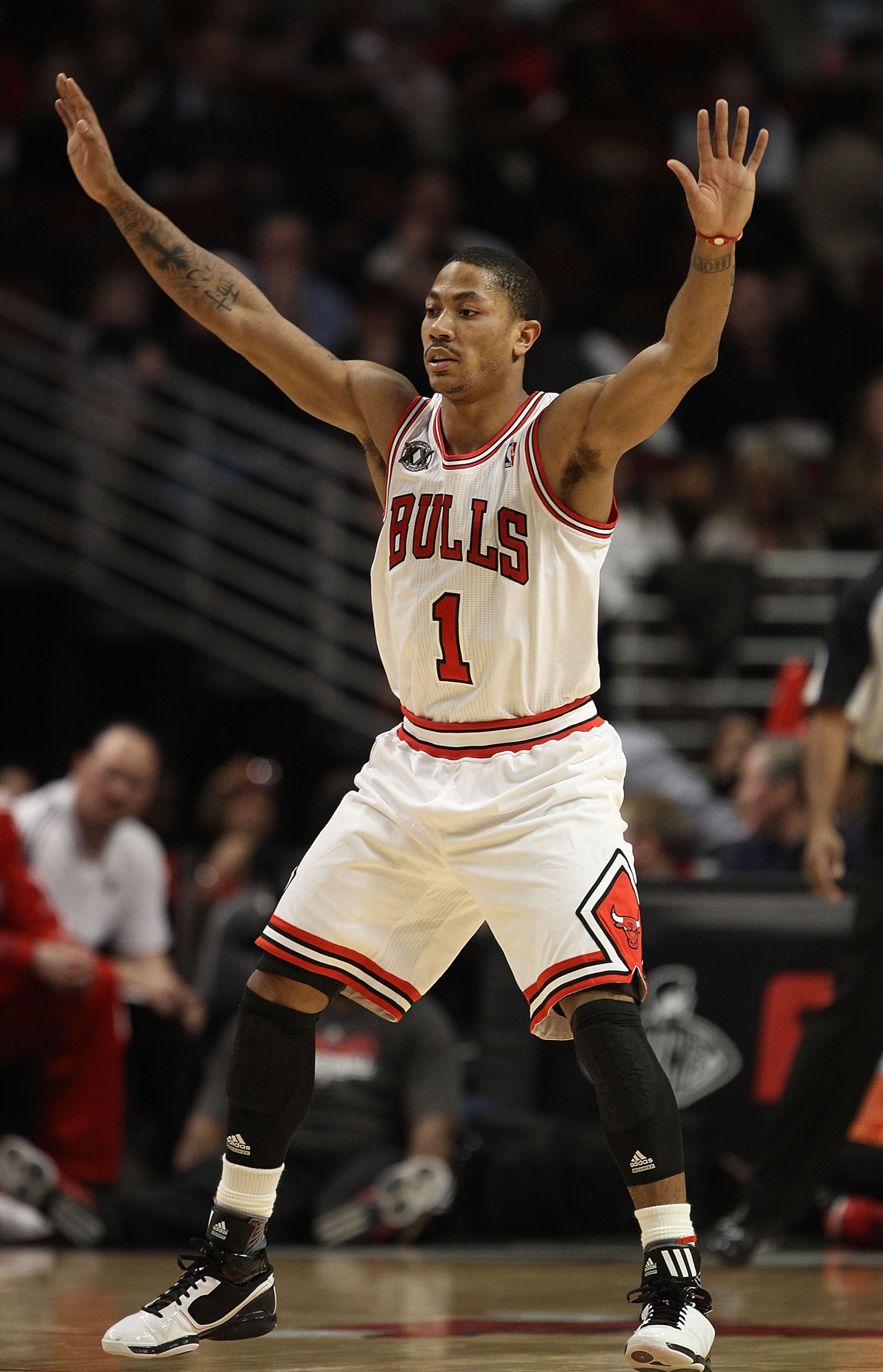 CHICAGO, IL - JANUARY 28: Derrick Rose #1 of the Chicago Bulls sets to defend against the Orlando Magic at the United Center on January 28, 2011 in Chicago, Illinois. The Bulls defeated the Magic 99-90. NOTE TO USER: User expressly acknowledges and agrees