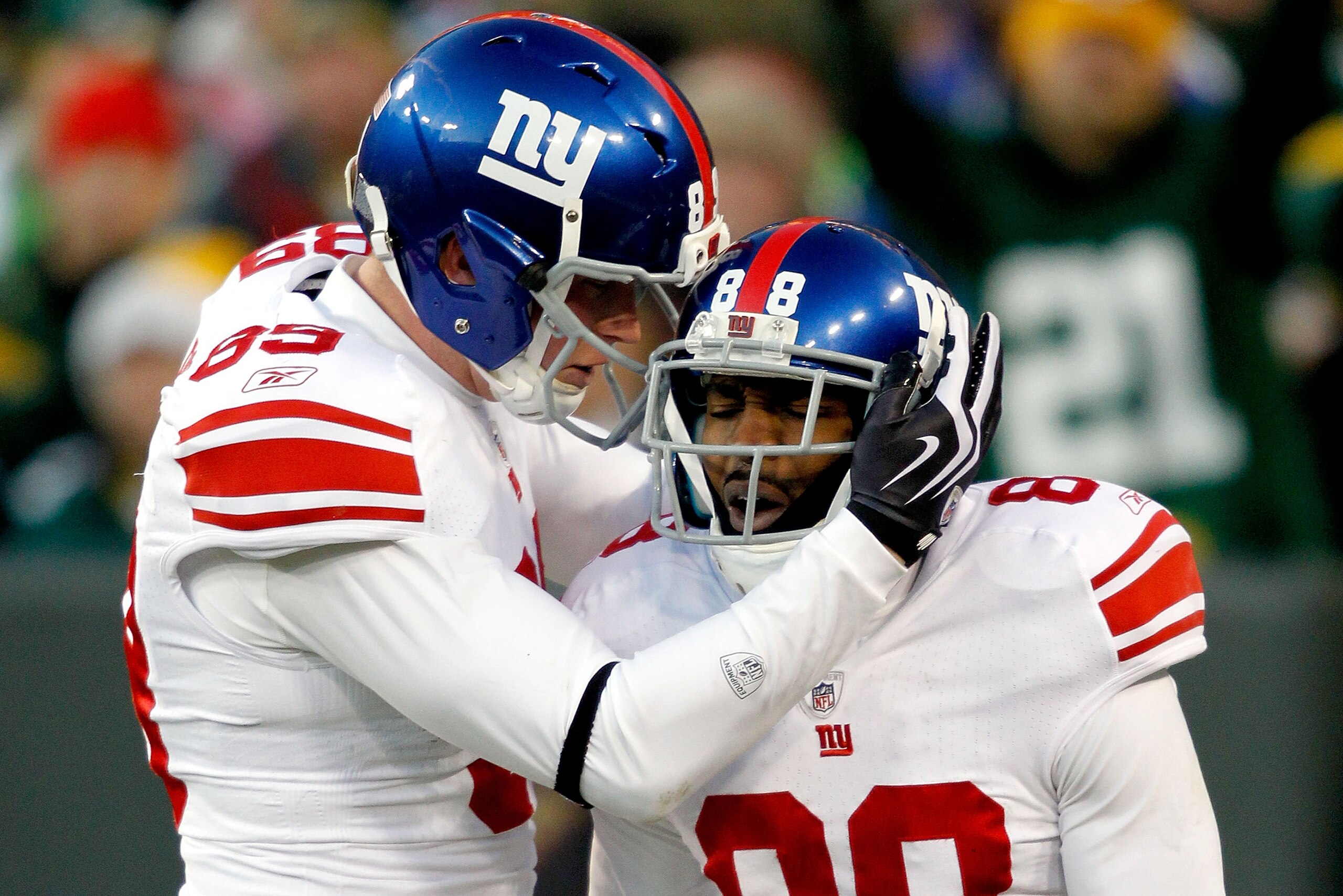 GREEN BAY, WI - DECEMBER 26:  Hakeem Nicks #88 of the New York Giants is congratulated by Kevin Boss #89 after scoring a touchdown against the Green Bay Packers at Lambeau Field on December 26, 2010 in Green Bay, Wisconsin.  (Photo by Matthew Stockman/Get