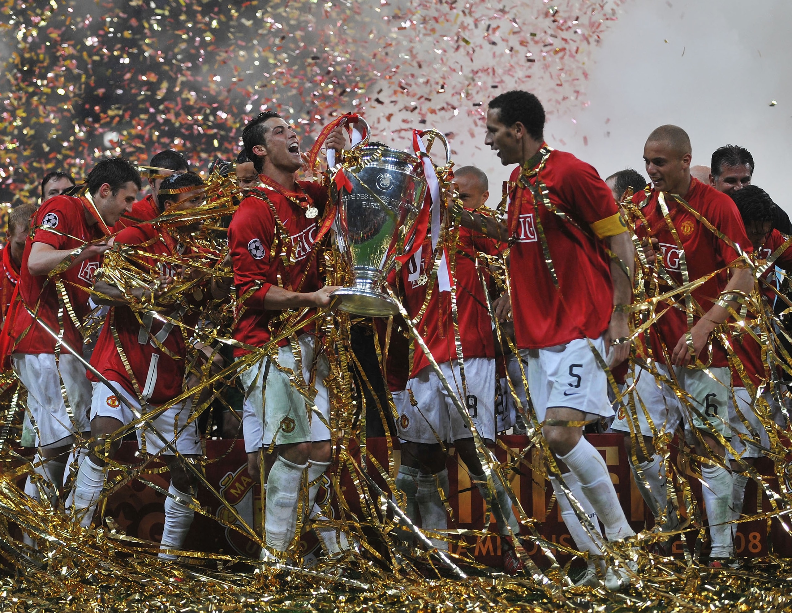 MOSCOW - MAY 21: Manchester United players celebrate with the trophy following their team''s victory during the UEFA Champions League Final match between Manchester United and Chelsea at the Luzhniki Stadium on May 21, 2008 in Moscow, Russia. (Photo by MOSCOW - MAY 21: Manchester United players celebrate with the trophy following their team''s victory during the UEFA Champions League Final match between Manchester United and Chelsea at the Luzhniki Stadium on May 21, 2008 in Moscow, Russia. (Photo by