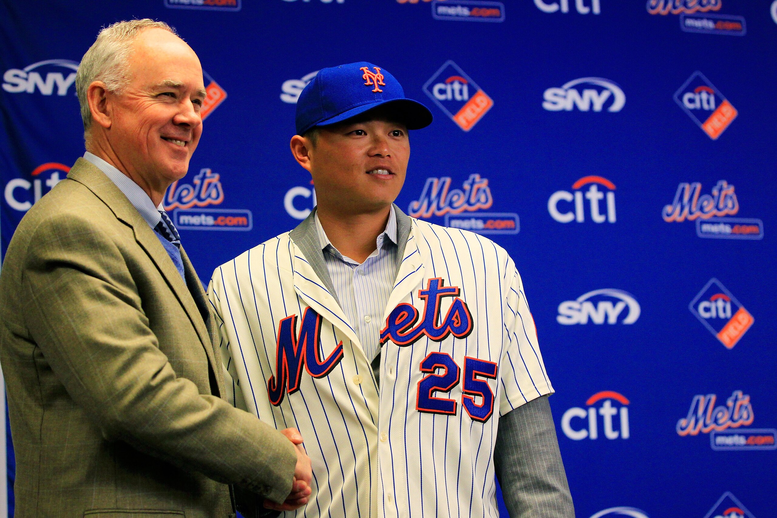 NEW YORK, NY - JANUARY 26:  New York Mets General Manager Sandy Alderson introduces new Mets player Chin-lung Hu during a press conference  at Citi Field on January 26, 2011 in the Flushing neighborhood, of the Queens borough of New York City.  (Photo by