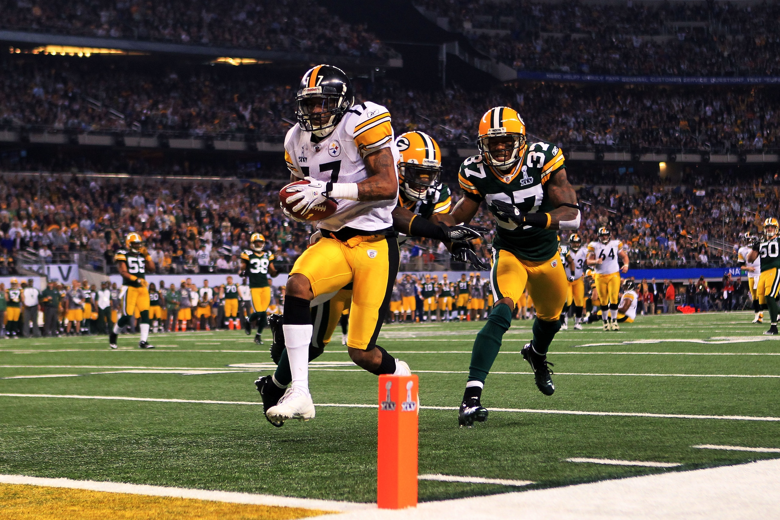 ARLINGTON, TX - FEBRUARY 06: Mike Wallace #17 of the Pittsburgh Steelers runs for 25 yard touchdown after catching a pass against Sam Shields #37 of the Green Bay Packers during the fourth quarter of Super Bowl XLV at Cowboys Stadium on February 6, 2011 ARLINGTON, TX - FEBRUARY 06: Mike Wallace #17 of the Pittsburgh Steelers runs for 25 yard touchdown after catching a pass against Sam Shields #37 of the Green Bay Packers during the fourth quarter of Super Bowl XLV at Cowboys Stadium on February 6, 2011