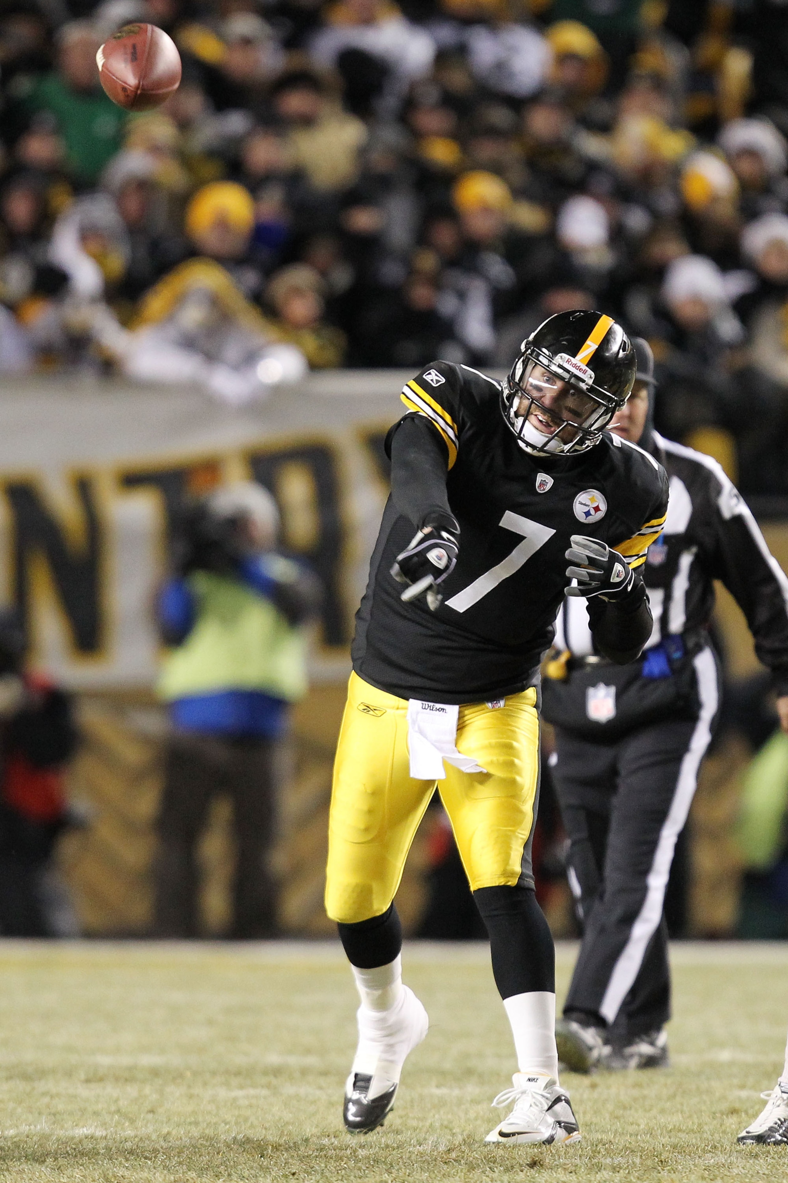 PITTSBURGH, PA - JANUARY 23:  Ben Roethlisberger #7 of the Pittsburgh Steelers passes against the New York Jets in the 2011 AFC Championship game at Heinz Field on January 23, 2011 in Pittsburgh, Pennsylvania. The Steelers defeated the Jets 24 to 19.  (Ph