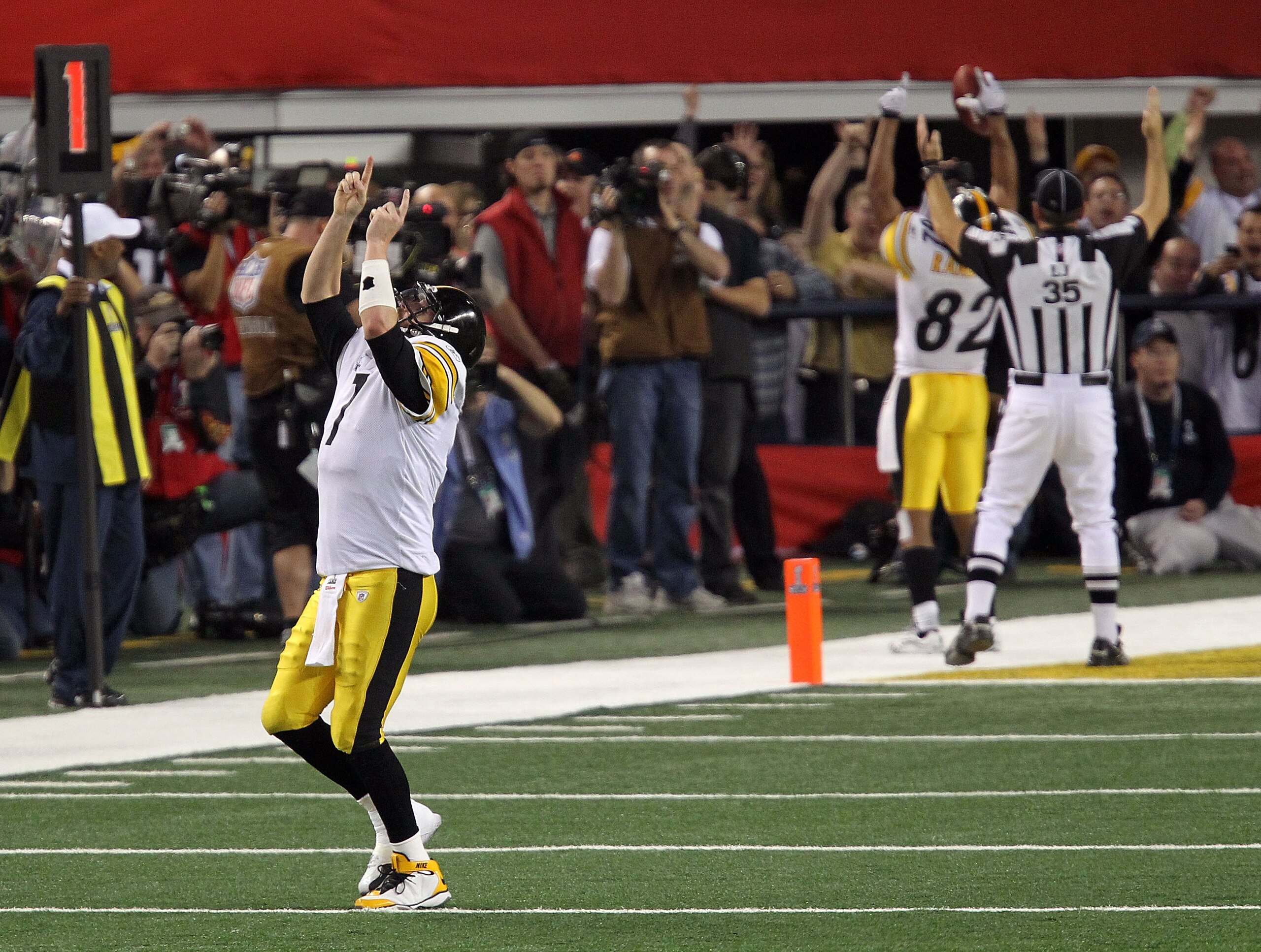 ARLINGTON, TX - FEBRUARY 06: Ben Roethlisberger #7 of the Pittsburgh Steelers celebrates after a touchdown in the fourth quarter against the Green Bay Packers during Super Bowl XLV at Cowboys Stadium on February 6, 2011 in Arlington, Texas.  (Photo by Mik