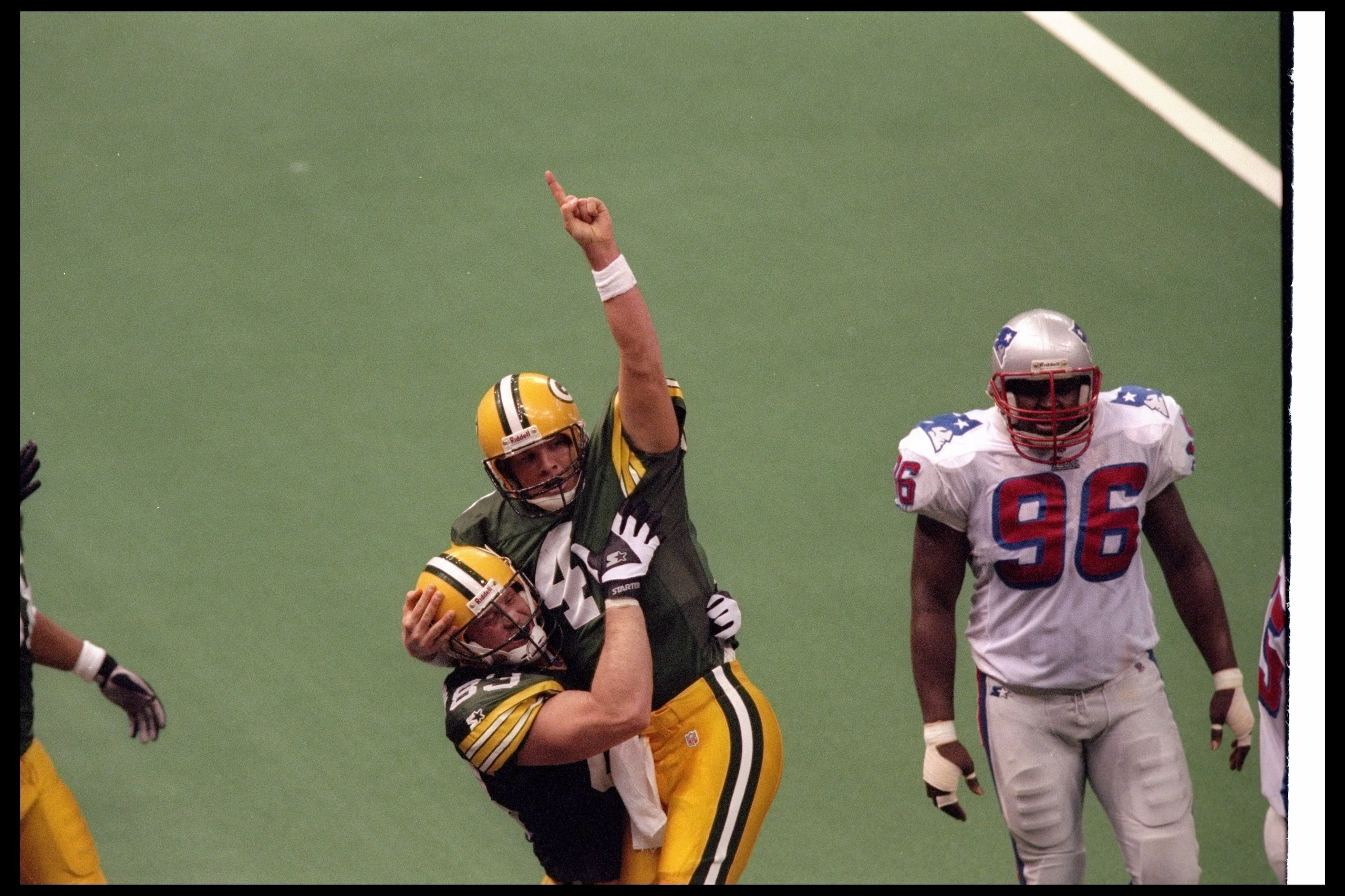 26 Jan 1997:  Quarterback Brett Favre of the Green Bay Packers celebrates with tight end Jeff Thomason during Super Bowl XXXI against the New England Patriots at the Superdome in New Orleans, Louisiana.  The Packers won the game, 35-21. Mandatory Credit: