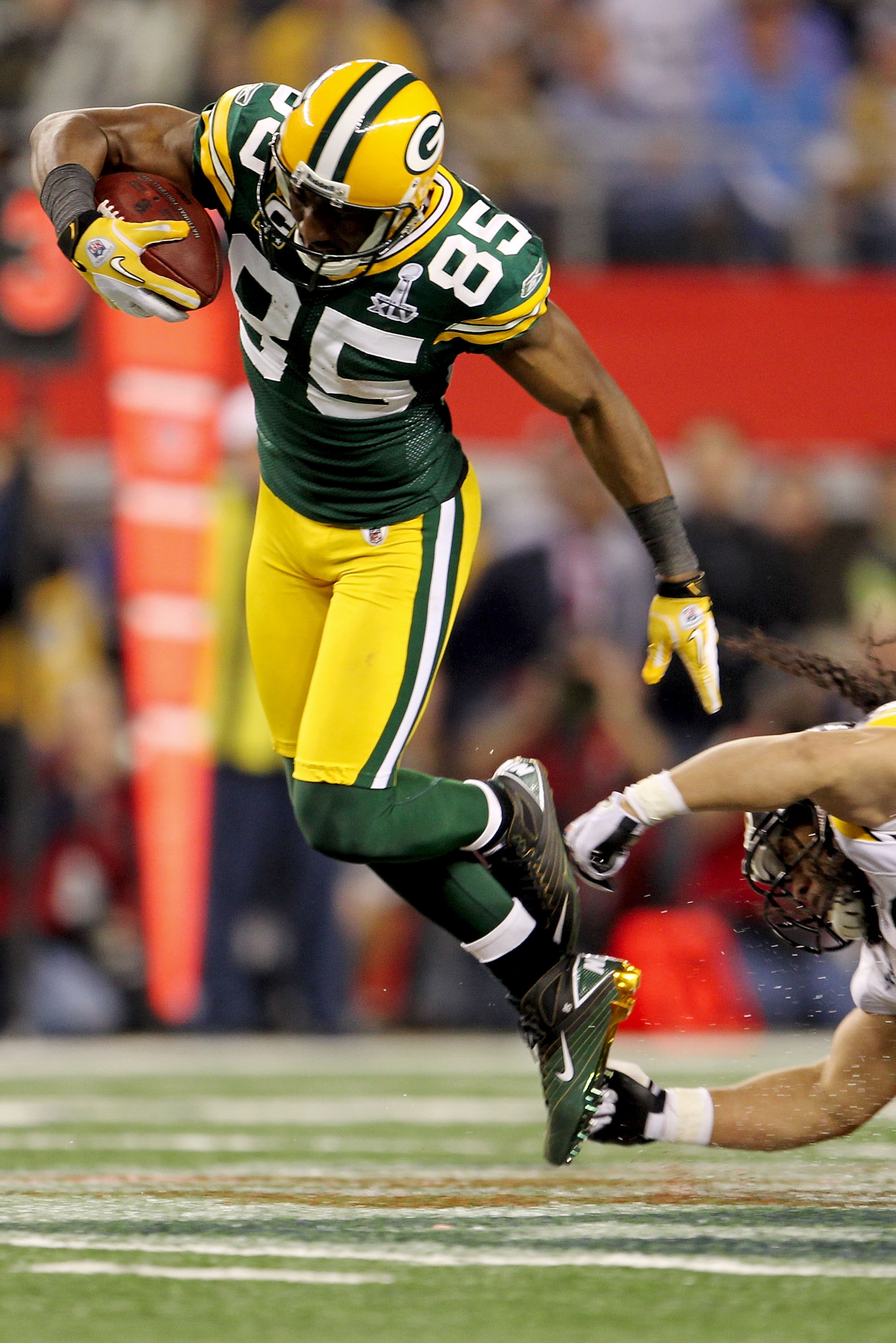 ARLINGTON, TX - FEBRUARY 06:  Greg Jennings #85 of the Green Bay Packers makes a first down catch in the fourth quarter during Super Bowl XLV at Cowboys Stadium on February 6, 2011 in Arlington, Texas.  (Photo by Jamie Squire/Getty Images)