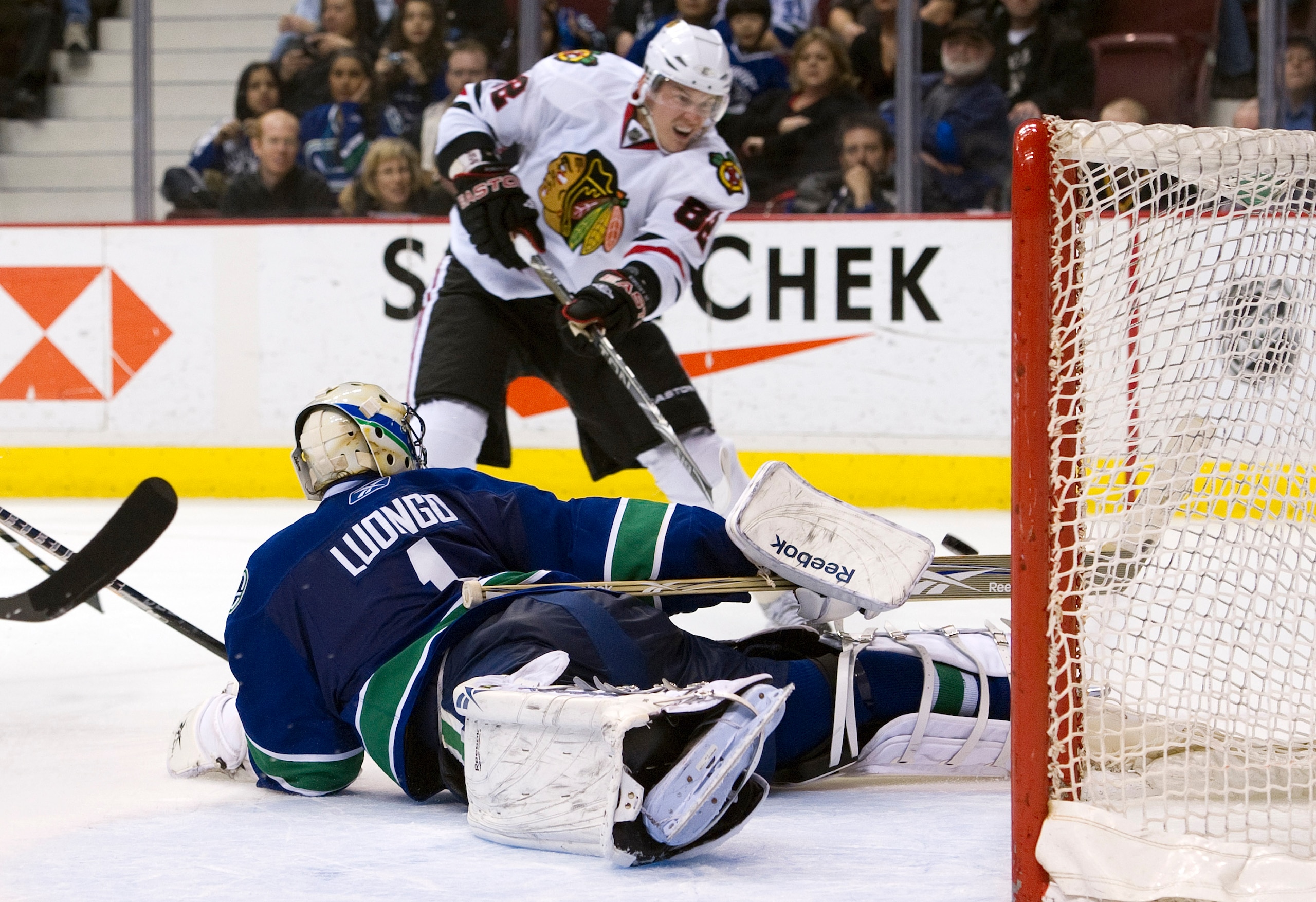 VANCOUVER, CANADA - JANUARY 4: Goalie Roberto Luongo #1 of the Vancouver Canucks sprawls and watches Tomas Kopecky #82 of the Chicago Blackhawks hit the post with his shot during the third period in NHL action on February 04, 2011 at Rogers Arena in Vanco VANCOUVER, CANADA - JANUARY 4: Goalie Roberto Luongo #1 of the Vancouver Canucks sprawls and watches Tomas Kopecky #82 of the Chicago Blackhawks hit the post with his shot during the third period in NHL action on February 04, 2011 at Rogers Arena in Vanco