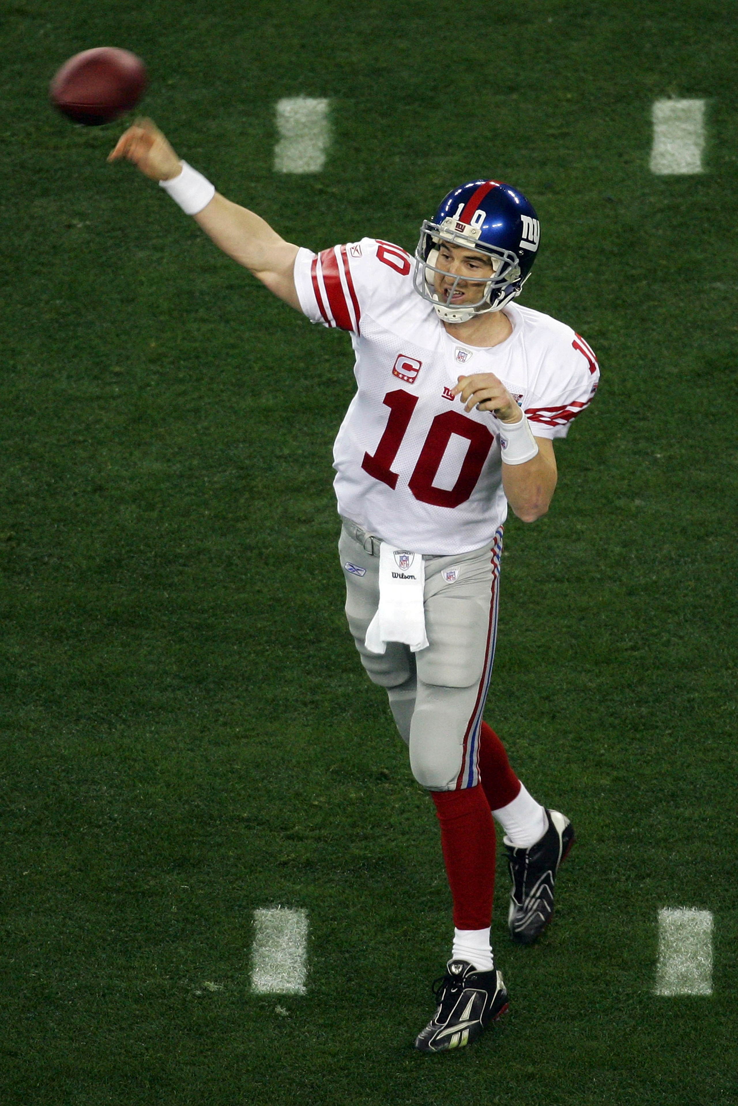 GLENDALE, AZ - FEBRUARY 03:  Quarterback Eli Manning #10 of the New York Giants passes against the New England Patriots during Super Bowl XLII on February 3, 2008 at the University of Phoenix Stadium in Glendale, Arizona.  (Photo by Jim McIsaac/Getty Imag
