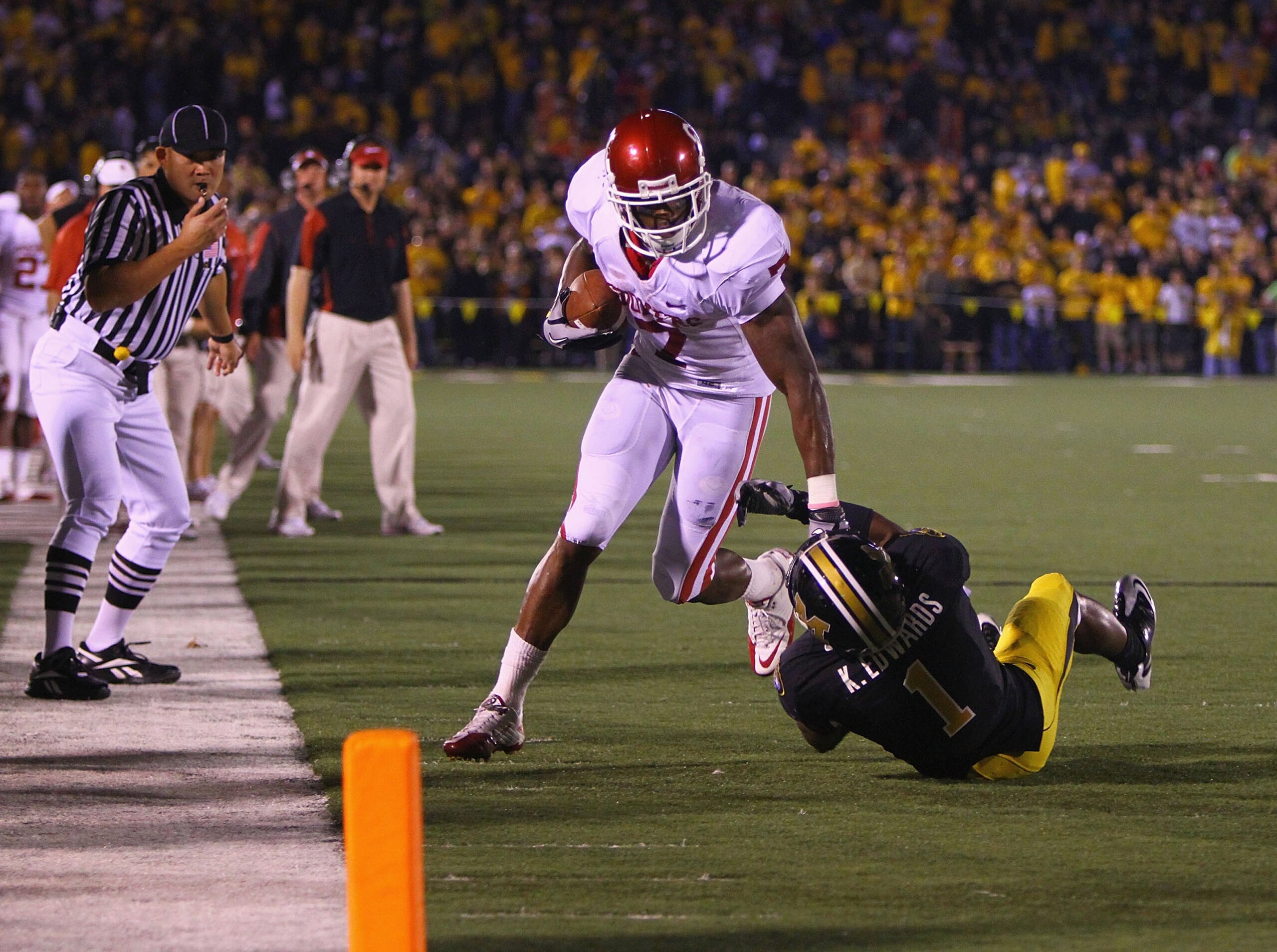 COLUMBIA, MO - OCTOBER 23: DeMarco Murray #7 scores a touchdown against Kip Edwards #1of the Oklahoma Sooners at Faurot Field/Memorial Stadium on October 23, 2010 in Columbia, Missouri.  The Tigers beat the Sooners 36-27.  (Photo by Dilip Vishwanat/Getty