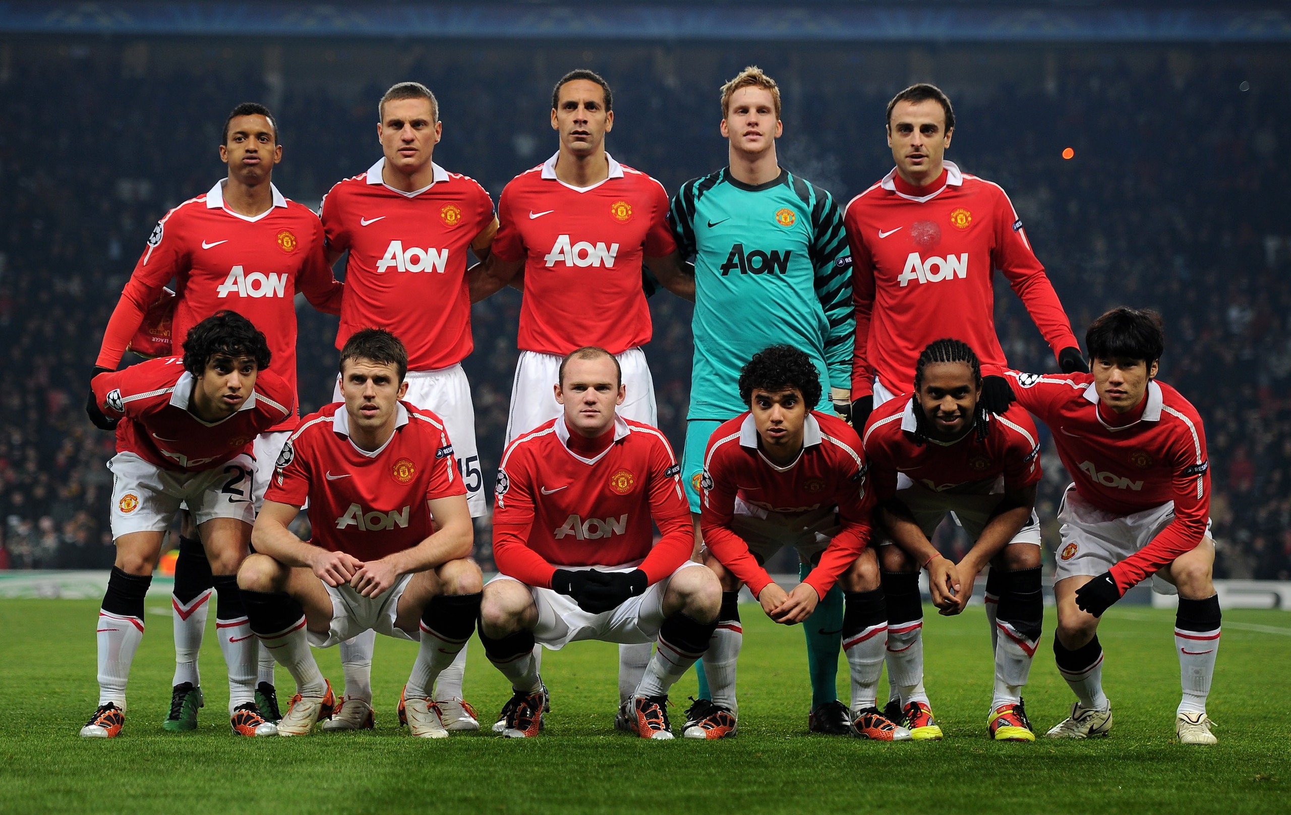 MANCHESTER, ENGLAND - DECEMBER 07: The Manchester United players line up for a team photo prior to the UEFA Champions League Group C match between Manchester United and Valencia at Old Trafford on December 7, 2010 in Manchester, England. (Photo by Clive MANCHESTER, ENGLAND - DECEMBER 07: The Manchester United players line up for a team photo prior to the UEFA Champions League Group C match between Manchester United and Valencia at Old Trafford on December 7, 2010 in Manchester, England. (Photo by Clive