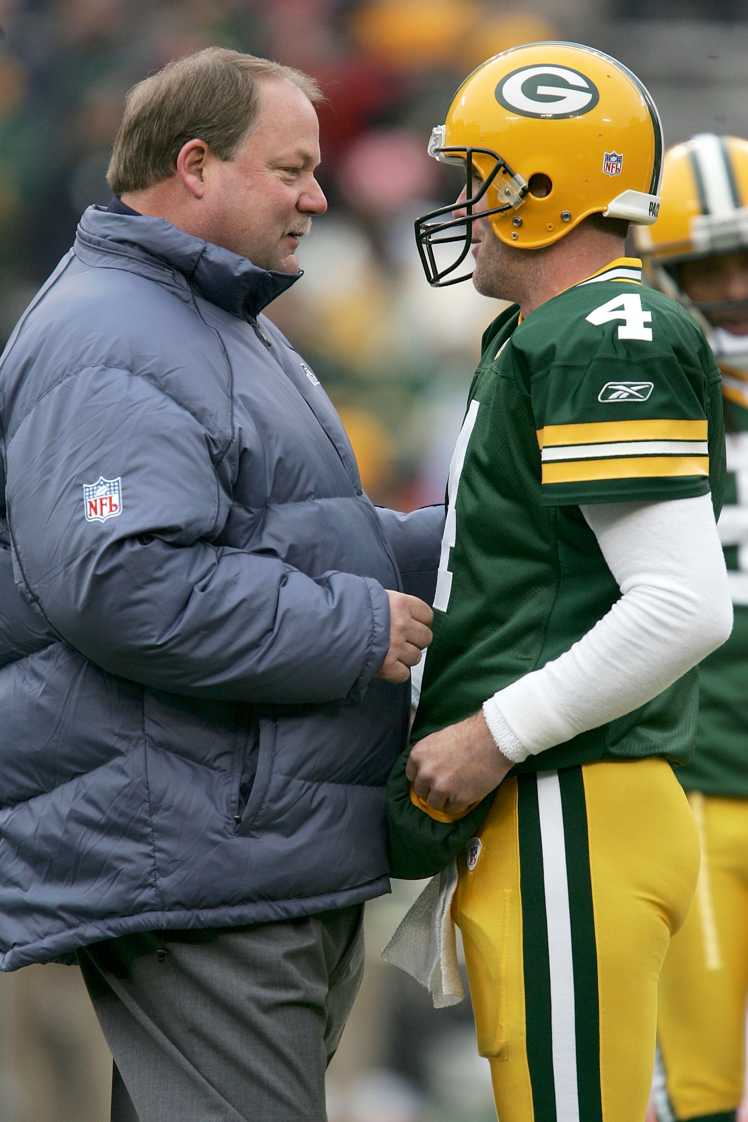 GREEN BAY, WI - JANUARY 1:  Head coach Mike Holmgren of the Seattle Seahawks talks to Brett Favre #4 of the Green Bay Packers prior to their game January 1, 2006 at Lambeau Field in Green Bay, Wisconsin.  (Photo by Jonathan Daniel/Getty Images)