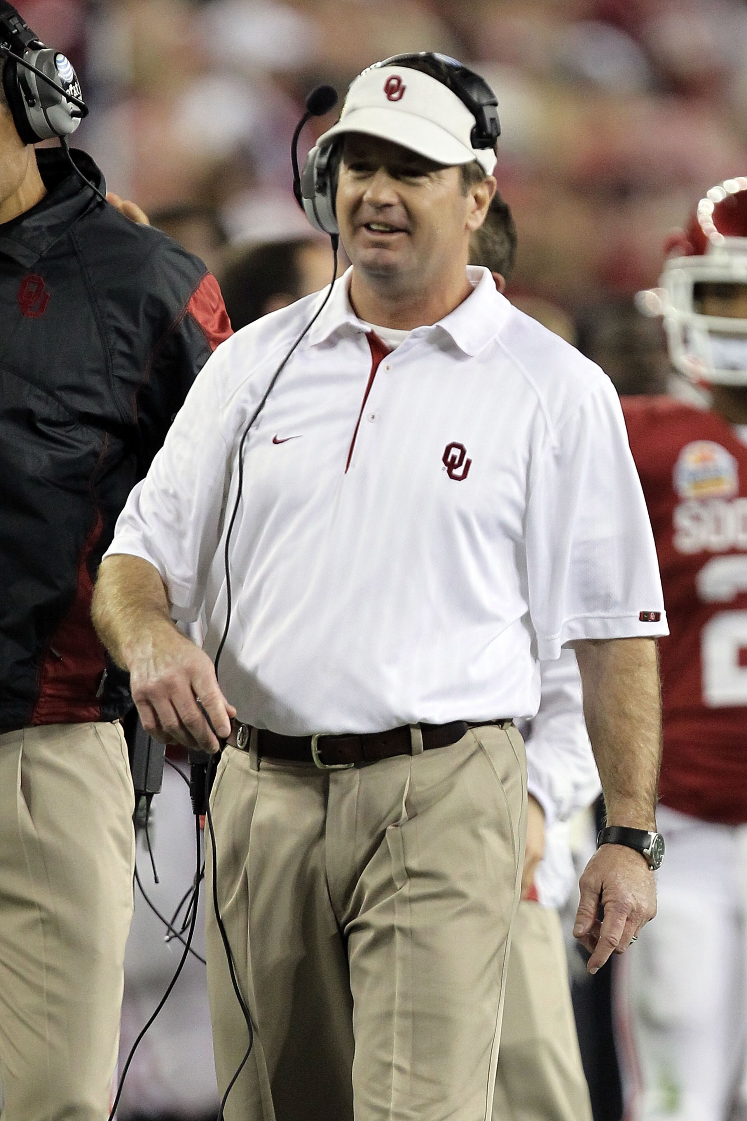 GLENDALE, AZ - JANUARY 01: Head coach Bob Stoops looks on while taking on the Connecticut Huskies during the Tostitos Fiesta Bowl at the Universtity of Phoenix Stadium on January 1, 2011 in Glendale, Arizona. (Photo by Ronald Martinez/Getty Images) GLENDALE, AZ - JANUARY 01: Head coach Bob Stoops looks on while taking on the Connecticut Huskies during the Tostitos Fiesta Bowl at the Universtity of Phoenix Stadium on January 1, 2011 in Glendale, Arizona. (Photo by Ronald Martinez/Getty Images)