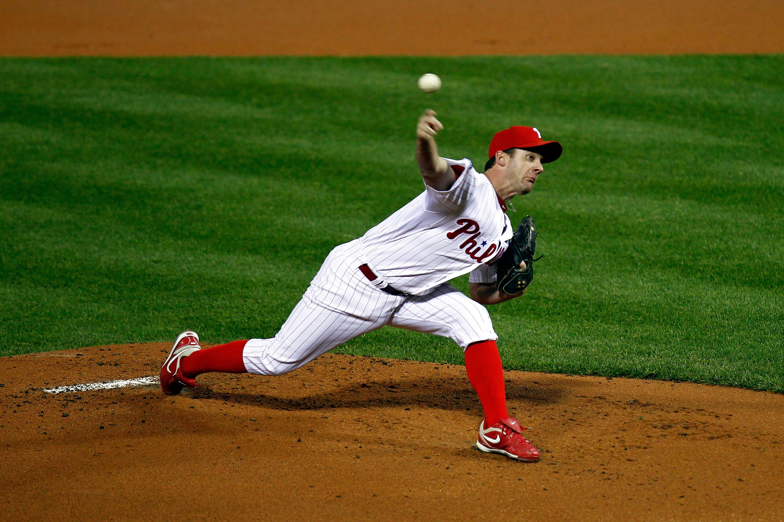 PHILADELPHIA - OCTOBER 23:  Roy Oswalt #44 of the Philadelphia Phillies pitches against the San Francisco Giants in Game Six of the NLCS during the 2010 MLB Playoffs at Citizens Bank Park on October 23, 2010 in Philadelphia, Pennsylvania.  (Photo by Jeff