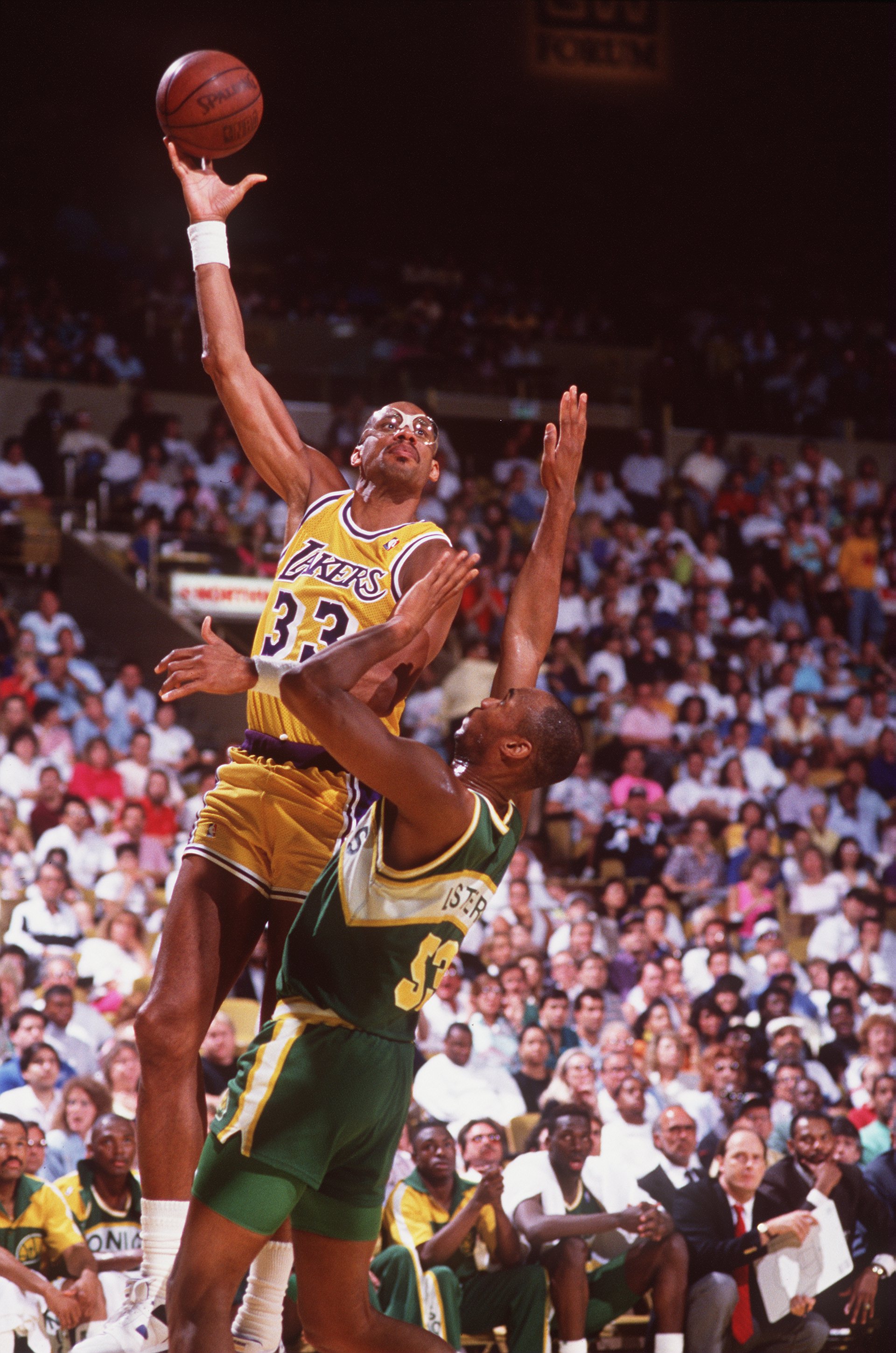 1989:  Center Kareem Abdul-Jabbar of the Los Angeles Lakers shoots a hook shot during the Lakers versus Seattle Supersonics game at the Great Western Forum in Inglewood, California.     Mandatory Credit: Tim DeFrisco/ALLSPORT