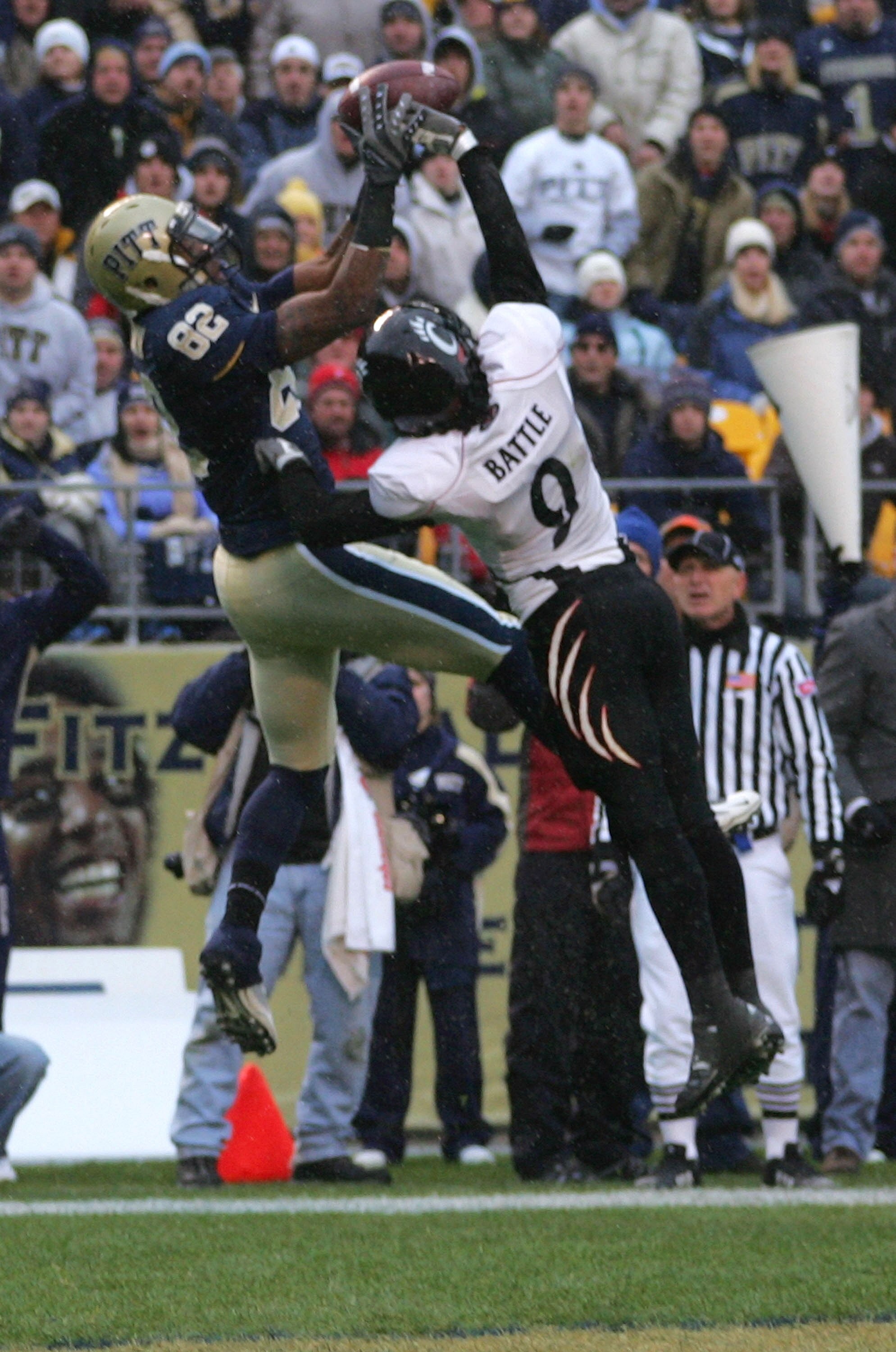 PITTSBURGH - DECEMBER 05:  Jonathan Baldwin #82 of the University of Pittsburgh Panthers catches a touchdown against the Cincinnati Bearcats on December 5, 2009 at Heinz Field in Pittsburgh, Pennsylvania. (Photo by Jared Wickerham/Getty Images)