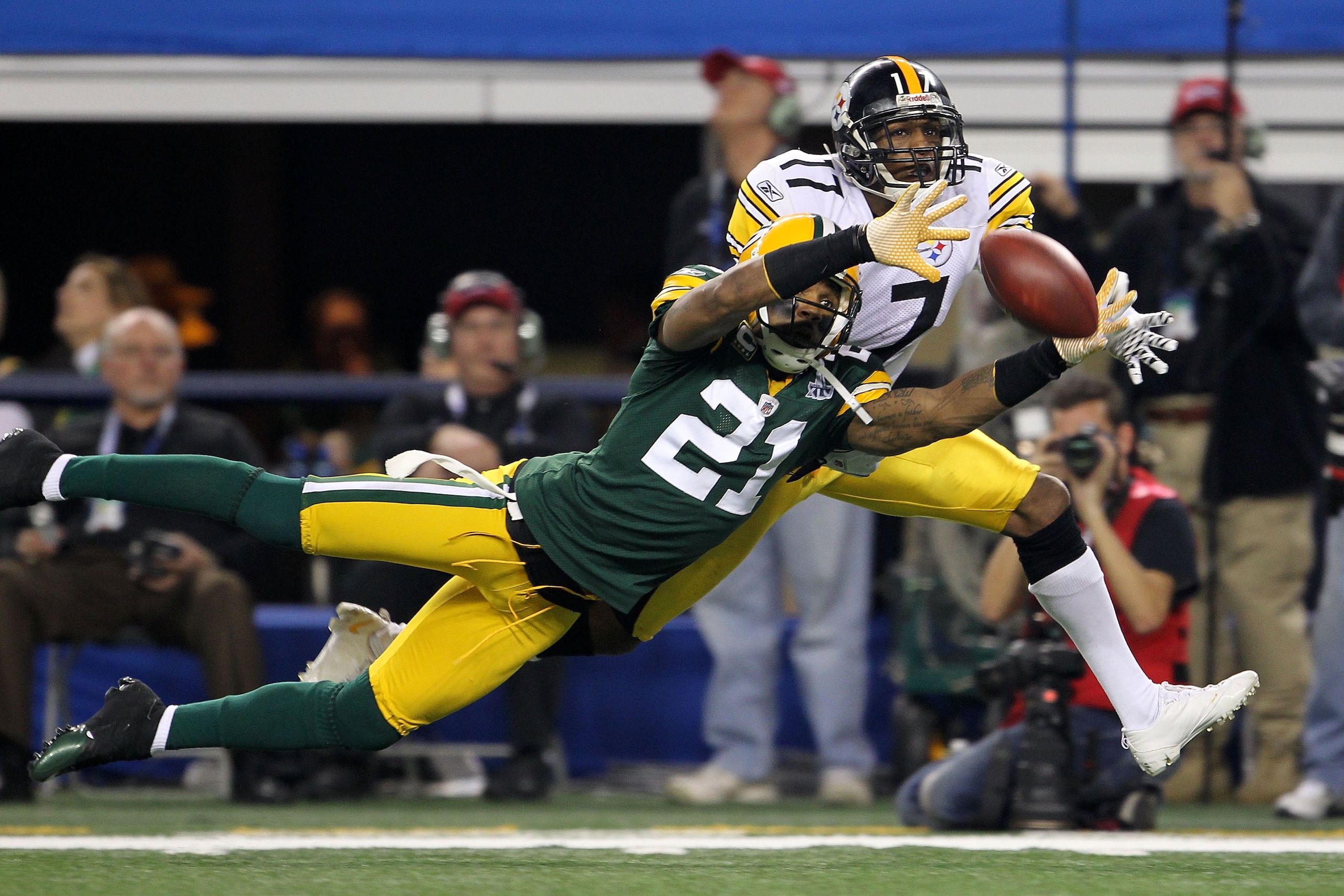 ARLINGTON, TX - FEBRUARY 06: Charles Woodson #21 of the Green Bay Packers defends a pass to Mike Wallace #17 of the Pittsburgh Steelers during Super Bowl XLV at Cowboys Stadium on February 6, 2011 in Arlington, Texas. Woodson was injured on the play. (Pho
