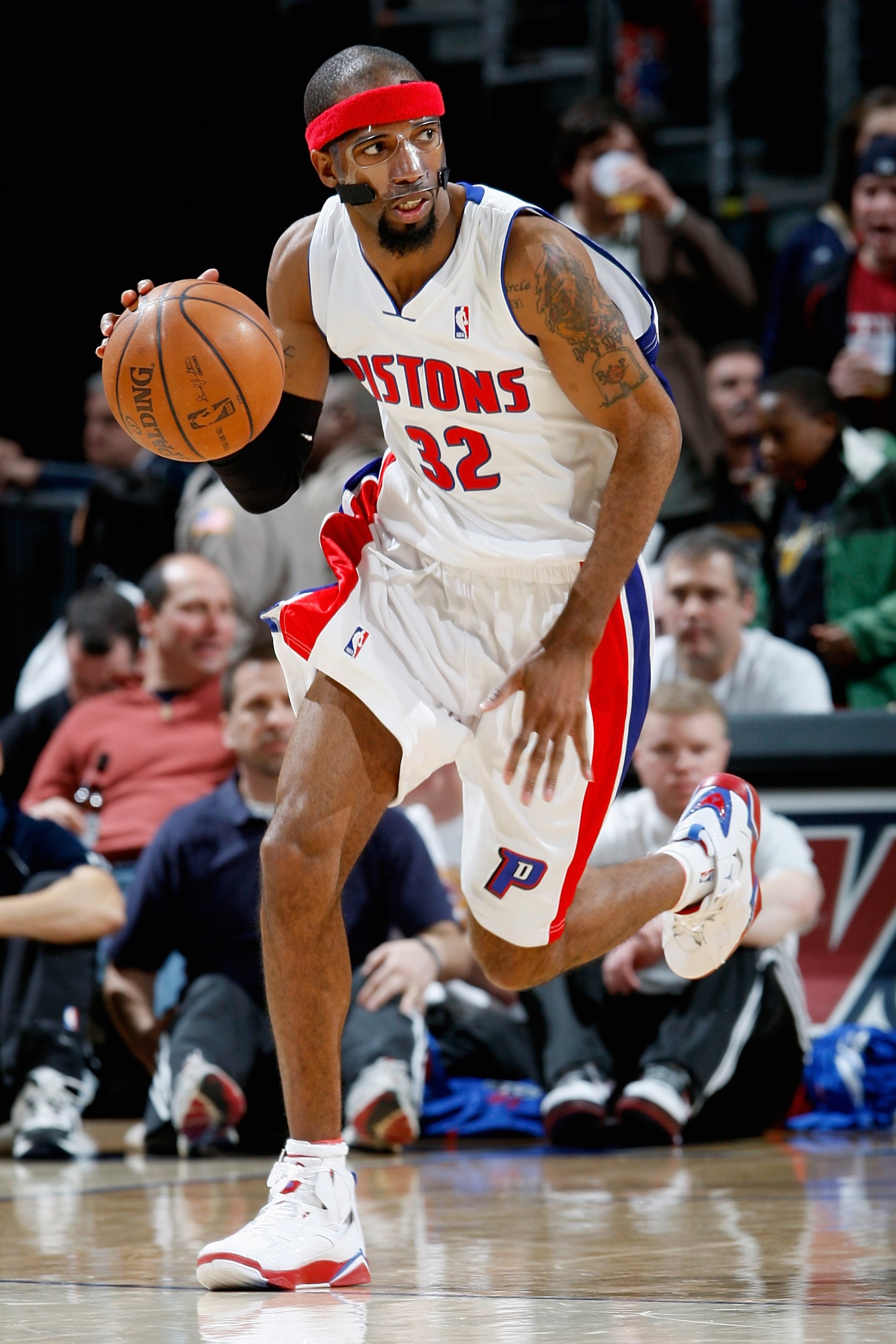 CLEVELAND - FEBRUARY 22:  Richard Hamilton #32 of the Detroit Pistons drives the ball up court during the game against the Cleveland Cavaliers on February 22, 2009 at the Quicken Loans Arena in Cleveland, Ohio.  The Cavaliers won 99-78.  NOTE TO USER: Use