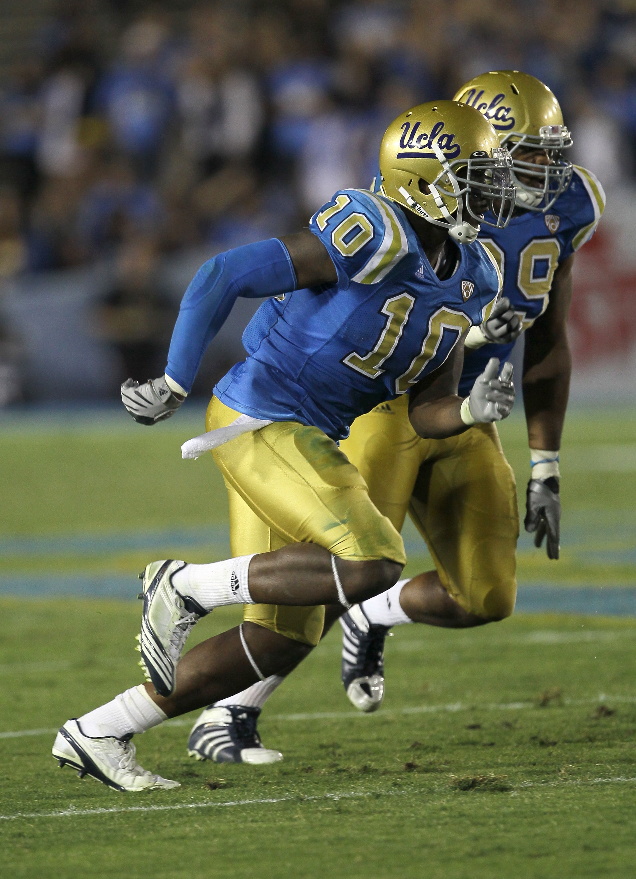 PASADENA, CA - SEPTEMBER 18:  Linebacker Akeem Ayers #10 of the UCLA Bruins in the game with the Houston Cougars at the Rose Bowl on September 18, 2010 in Pasadena, California.  UCLA won 31-13.  (Photo by Stephen Dunn/Getty Images)